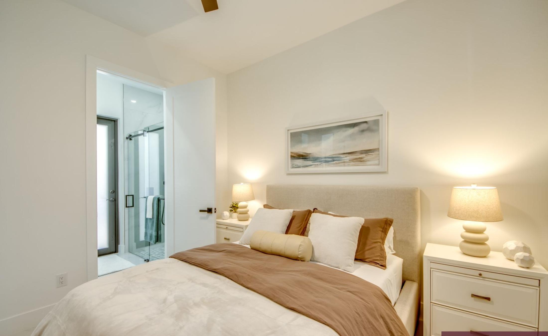 Beheizter Pool auf der Terrasse mit Blick auf den Kanal.