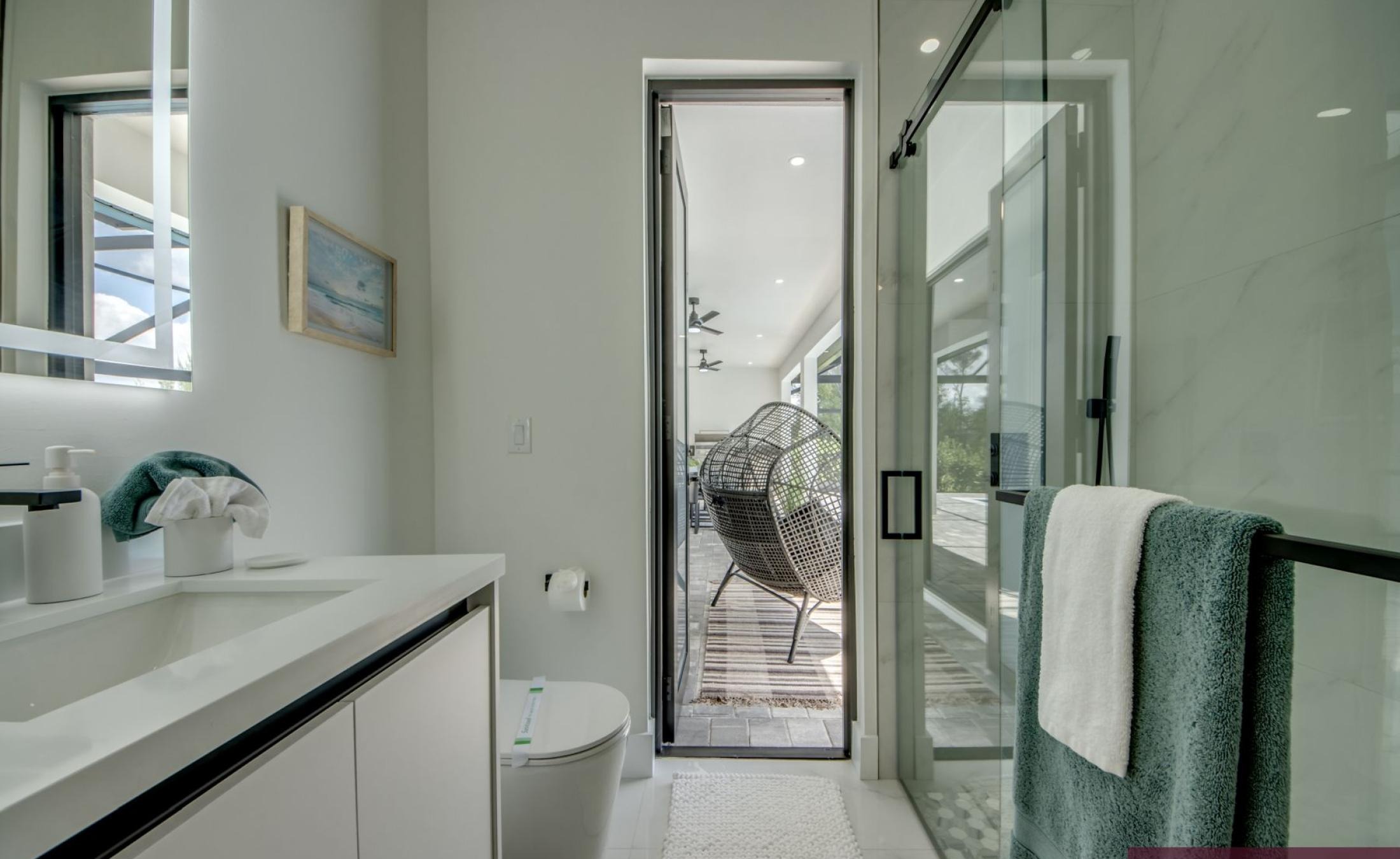 Poolterrasse mit beheiztem Pool und Außenküche am Kanal.