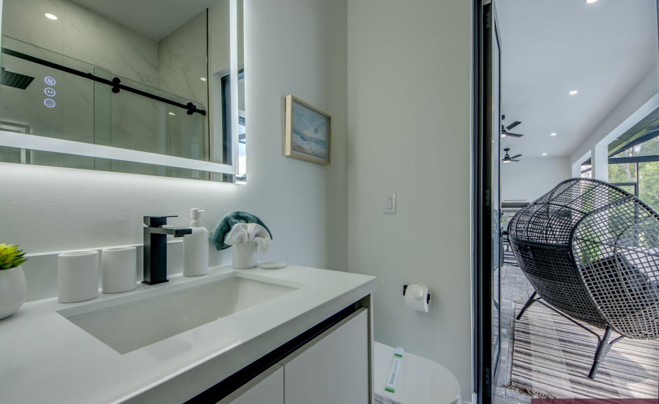 Beheizter Pool auf der Terrasse mit Blick auf den Kanal