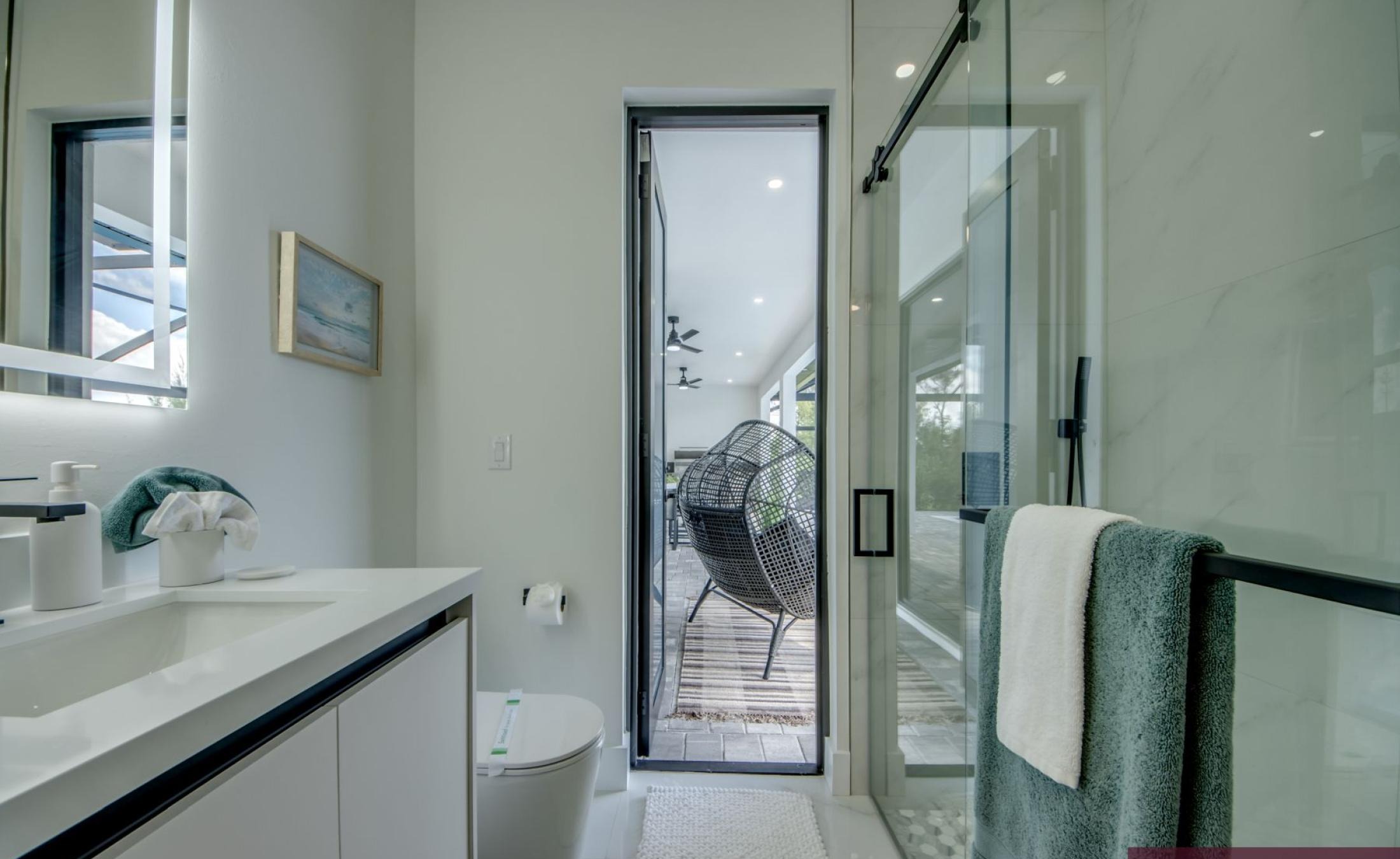 Beheizter Pool auf der Terrasse mit Blick auf den Kanal.