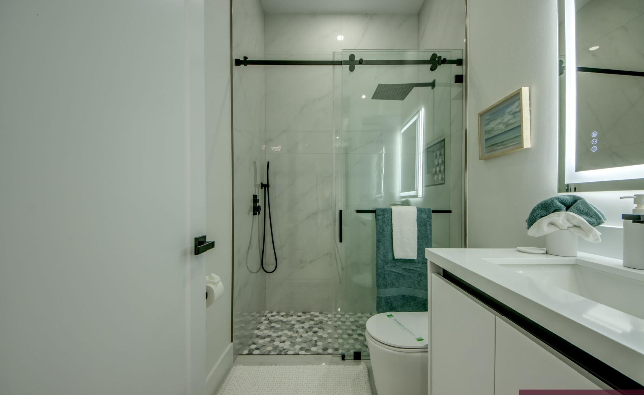 Beheizter Pool auf der Terrasse am Kanal mit Außenküche und TV-Bereich.