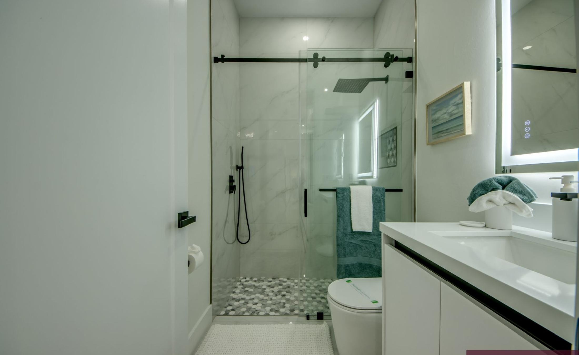 Beheizter Pool auf der Terrasse mit Blick auf den Kanal.