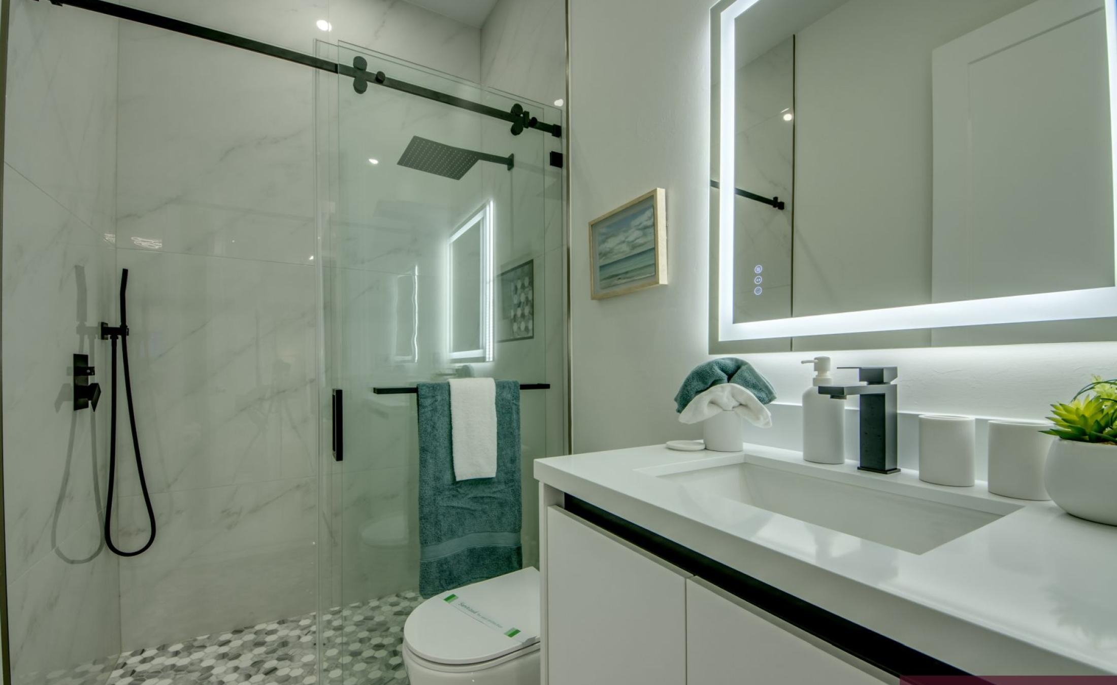 Beheizter Pool auf der Terrasse mit Außenküche und TV-Bereich am Kanal.