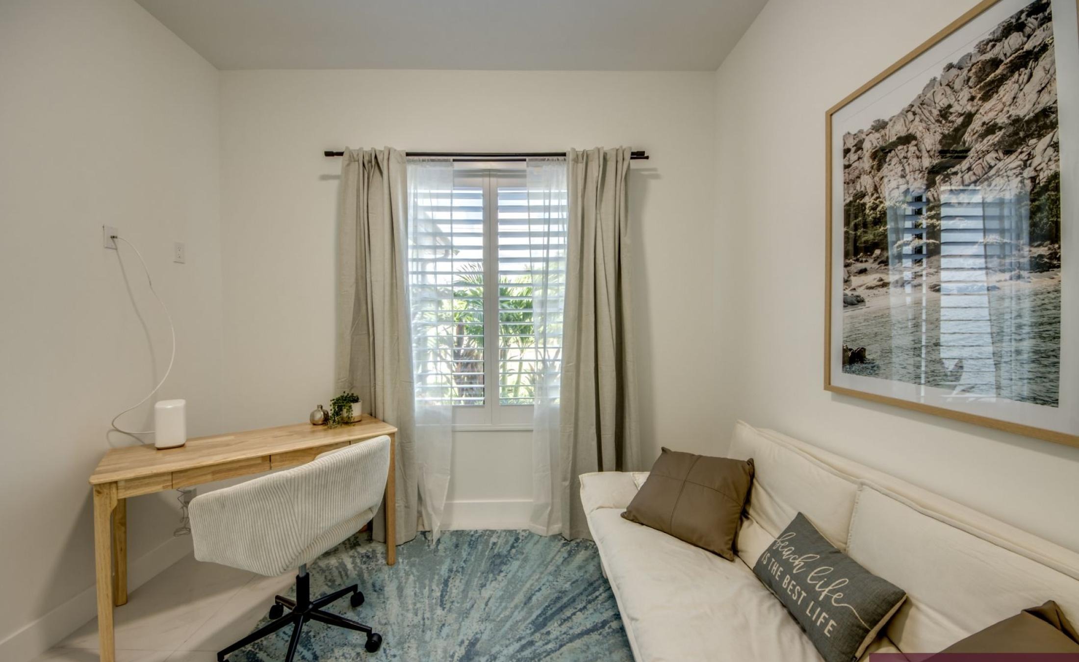 Poolterrasse mit beheiztem Pool und Blick auf den Kanal