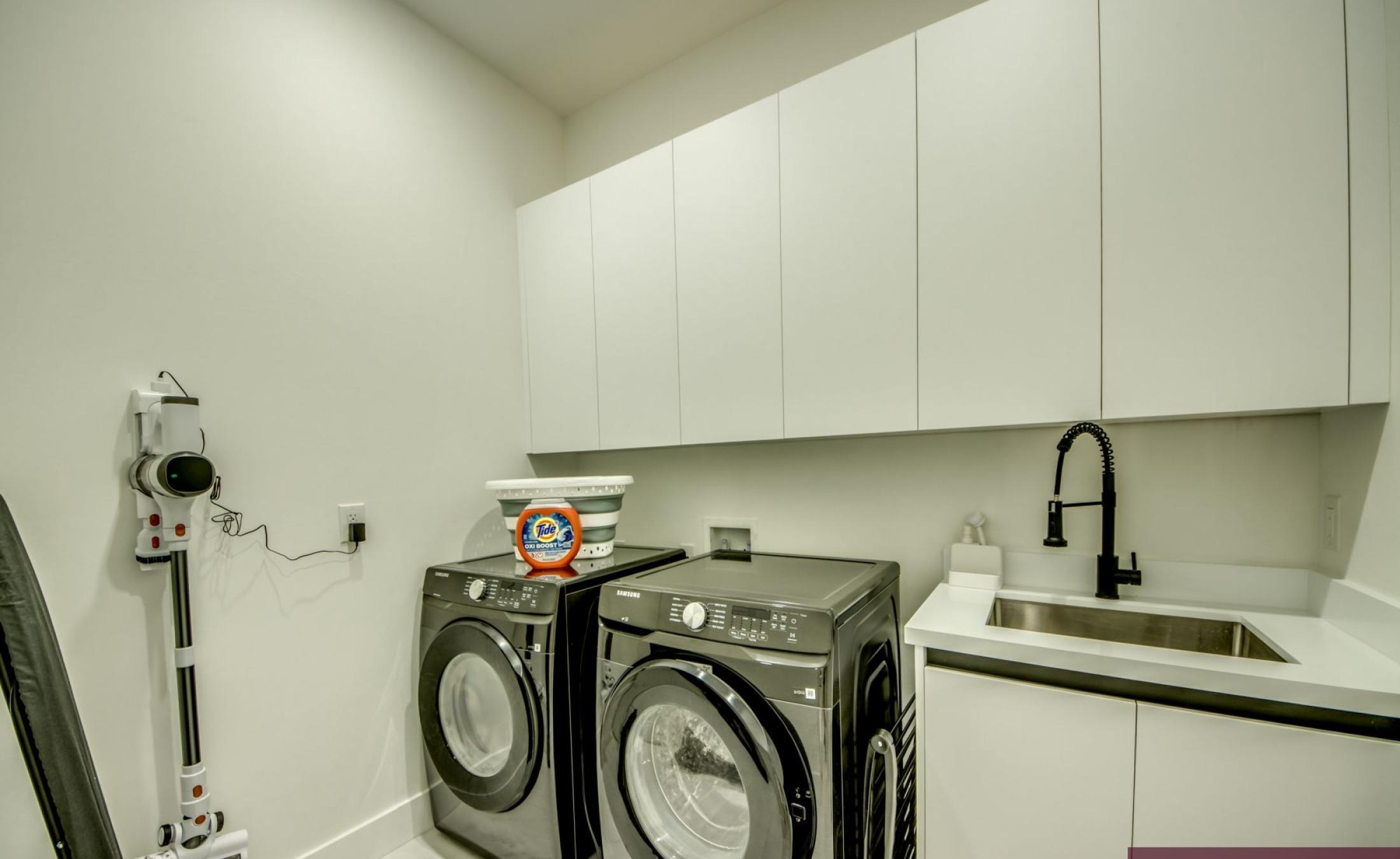 Poolterrasse mit beheiztem Pool am Kanal in Süd-Ausrichtung