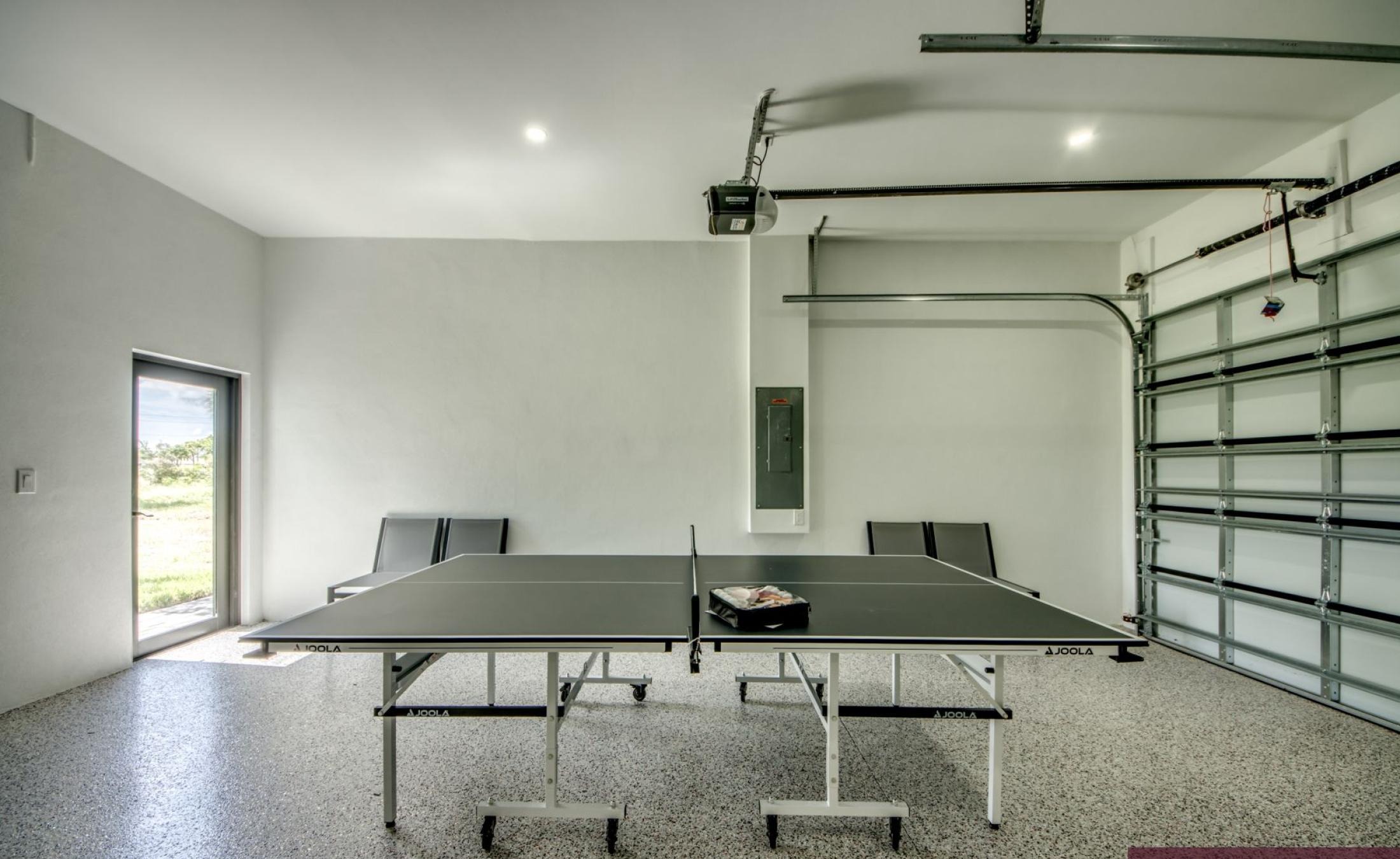 Poolterrasse mit beheiztem Pool und Sitzbereich im Außenbereich.