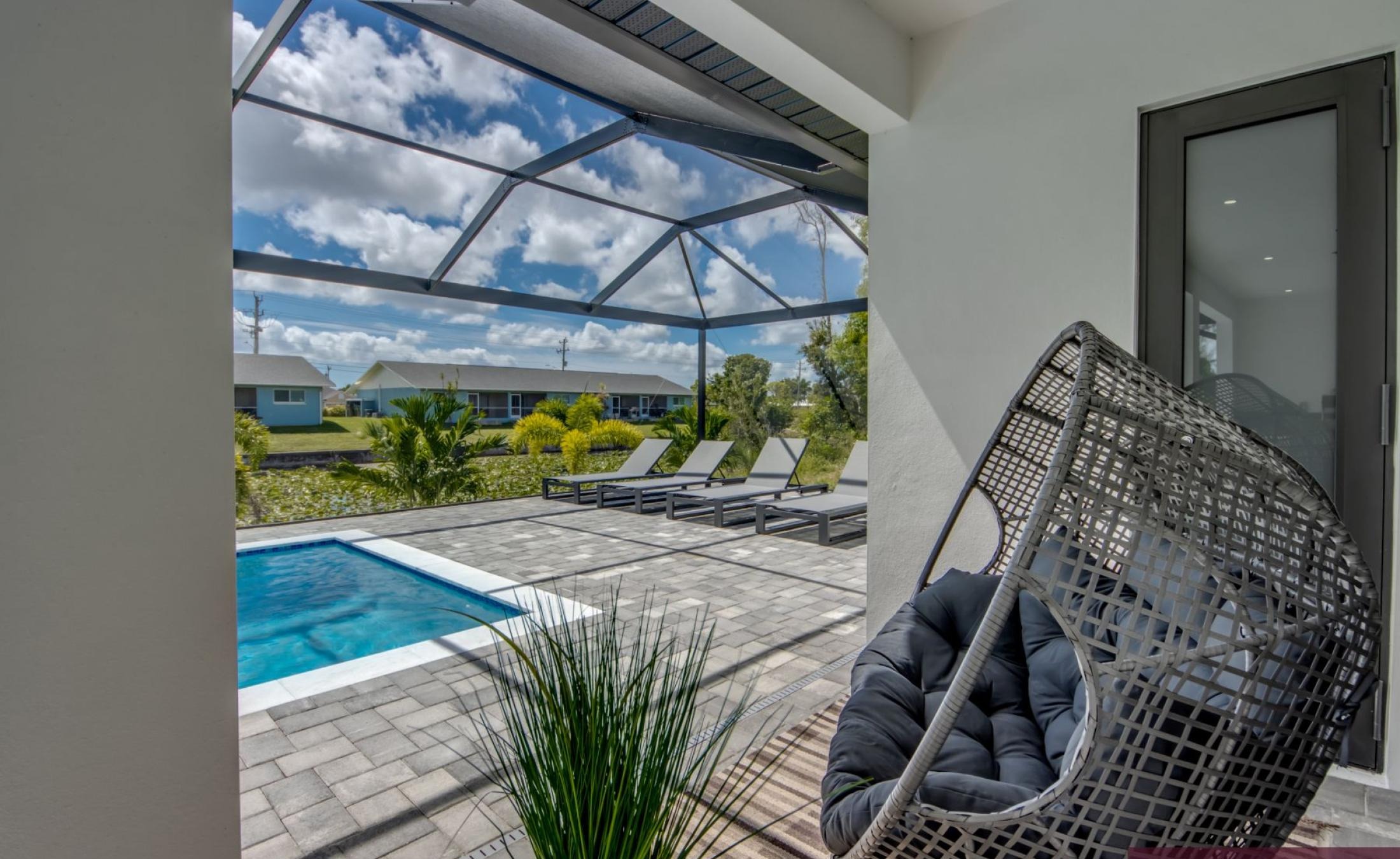 Beheizter Pool auf der Terrasse mit Blick auf den Kanal.