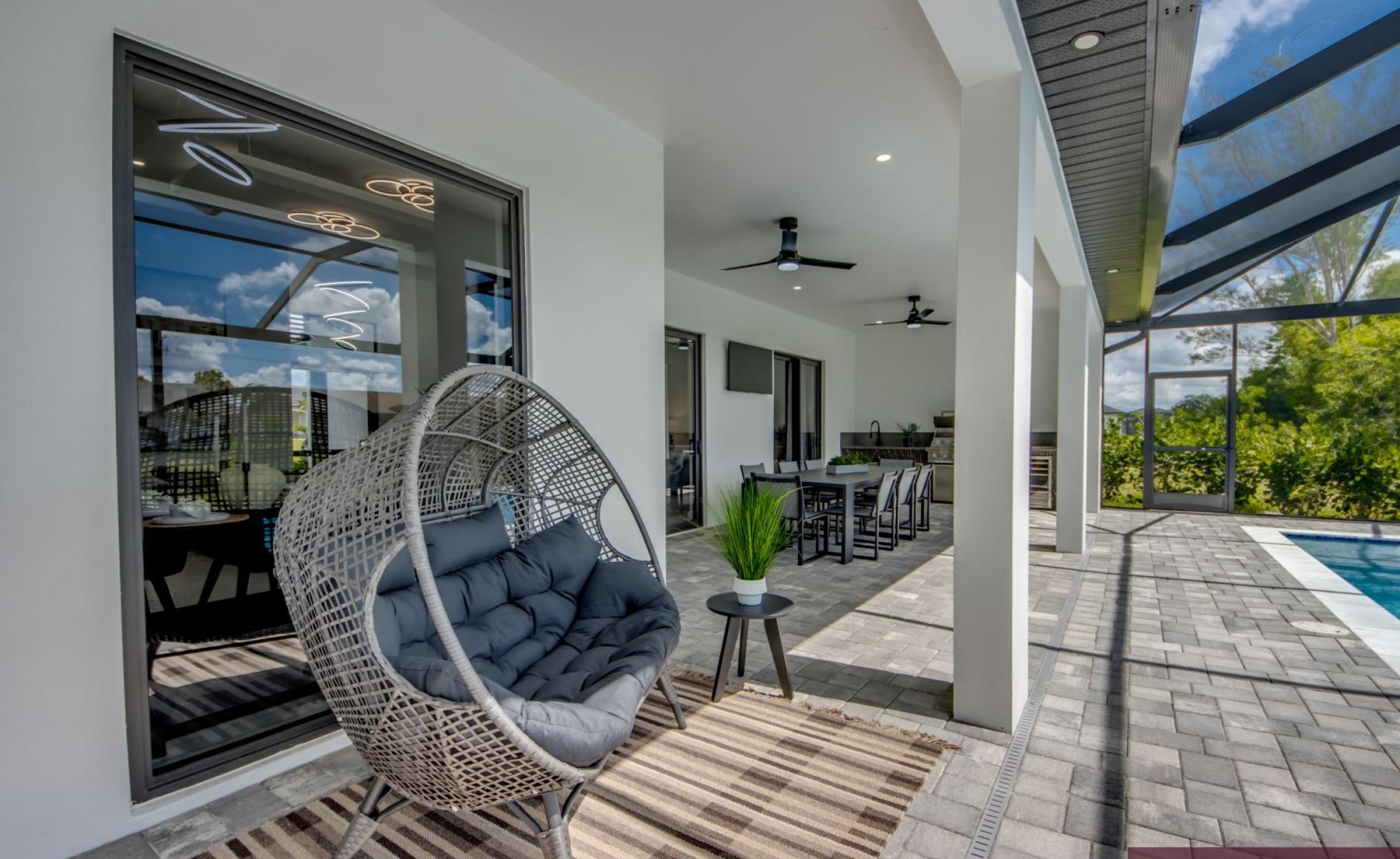 Poolterrasse mit beheiztem Pool und Sitzbereich am Kanal.