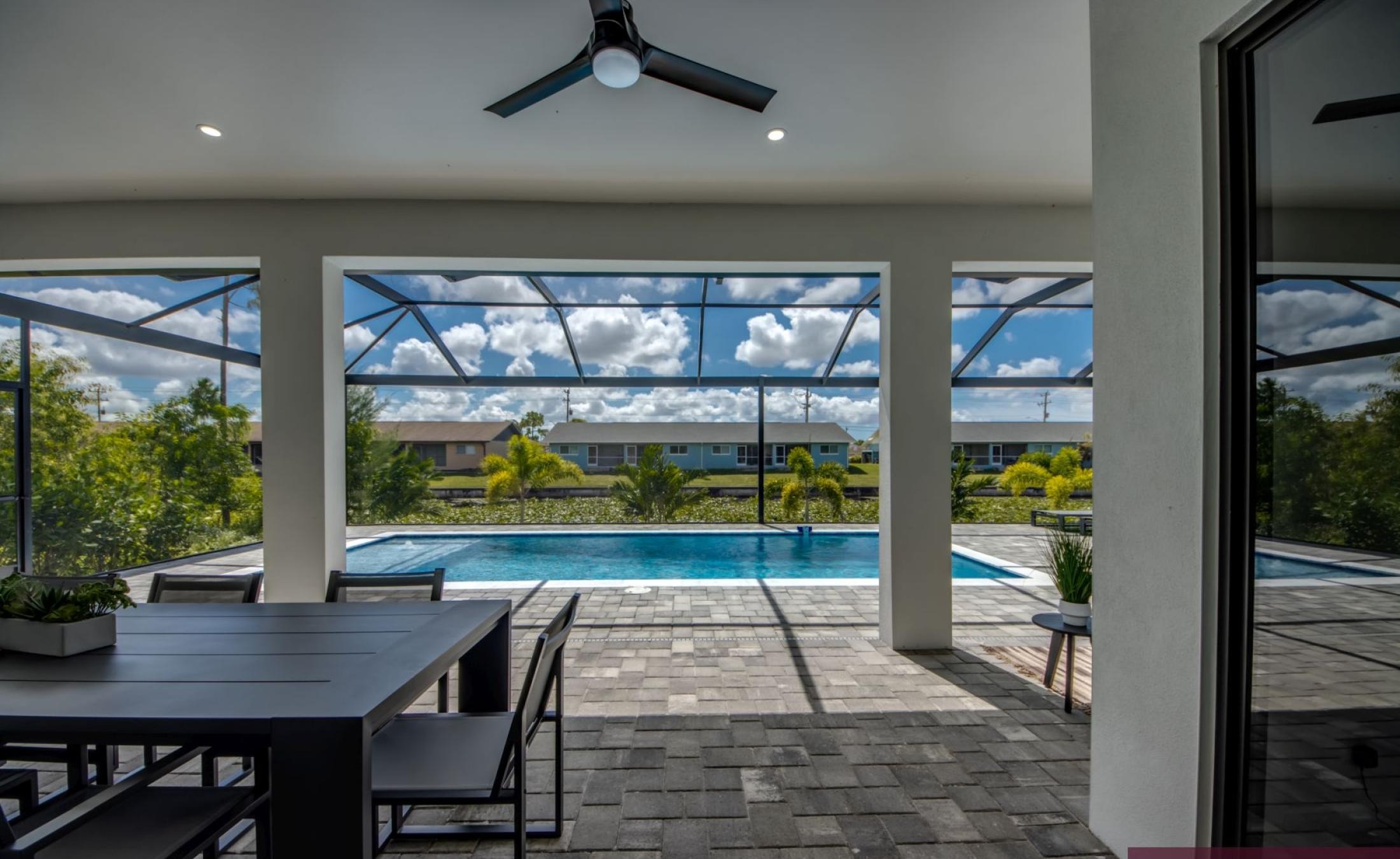 Beheizter Pool auf der Terrasse mit Blick auf den Kanal.