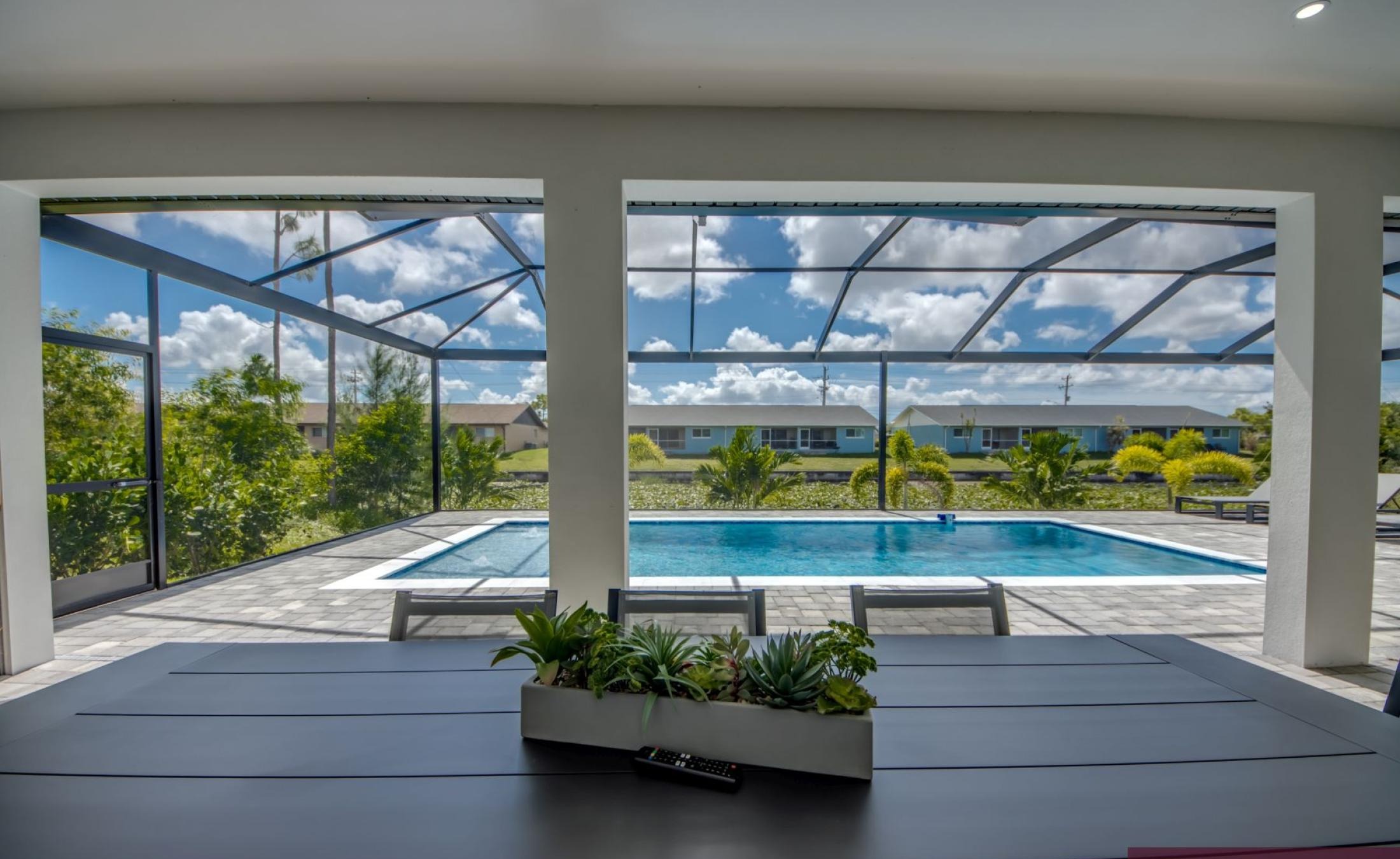 Beheizter Pool auf der Terrasse mit Blick auf den Kanal.