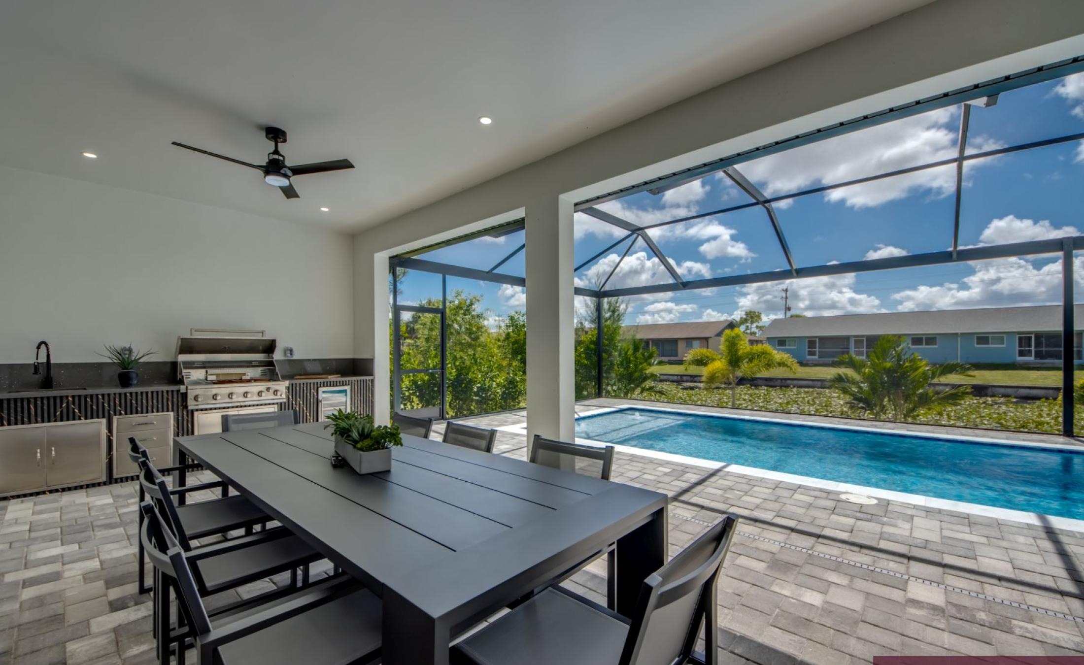 Poolterrasse mit beheiztem Pool und Sitzbereich im Außenbereich