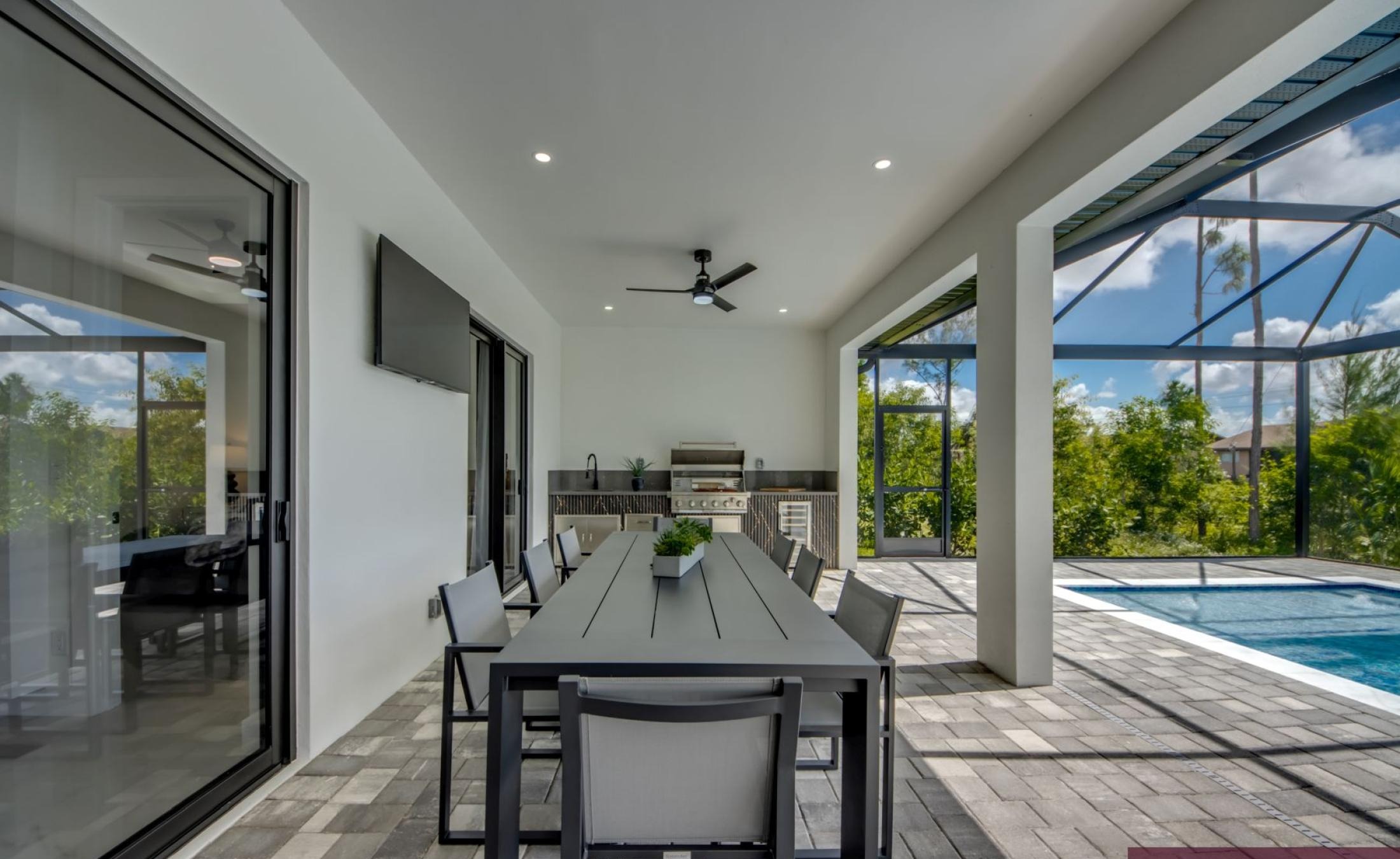 Beheizter Pool auf der Terrasse mit Blick auf den Kanal.