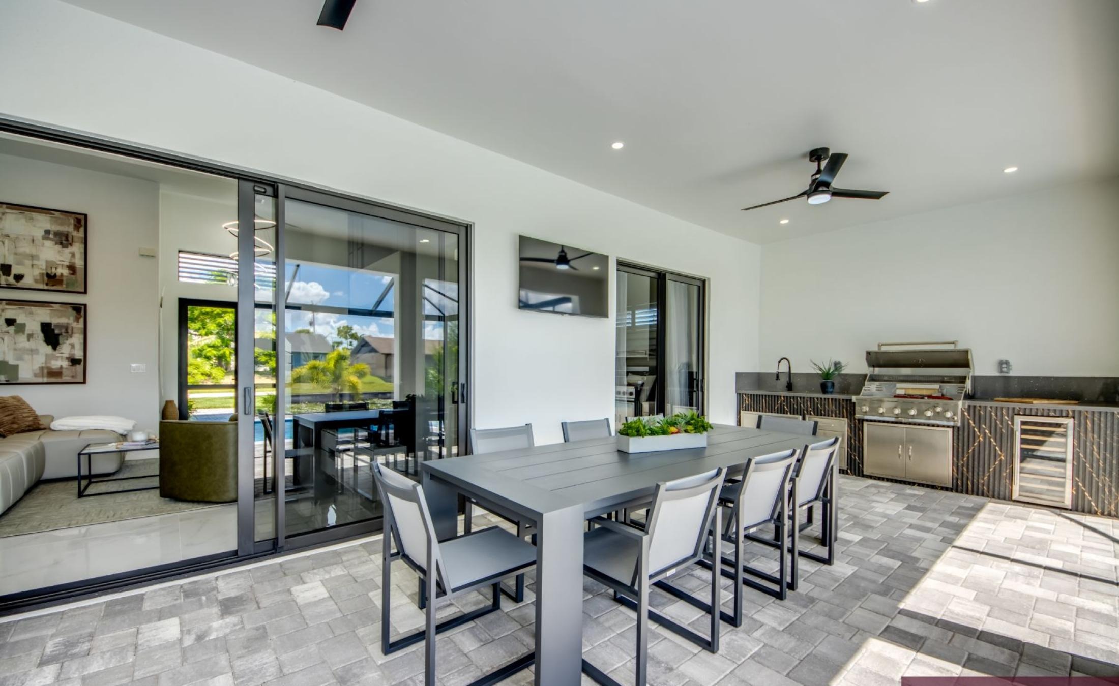 Poolterrasse mit beheiztem Pool am Kanal in Süd-Ausrichtung