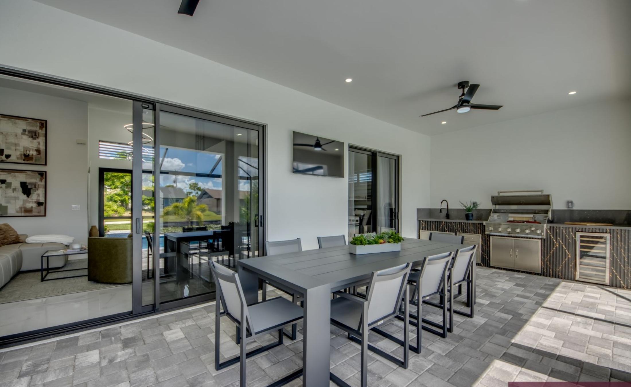 Beheizter Pool mit Sonnenterrasse am Kanal.