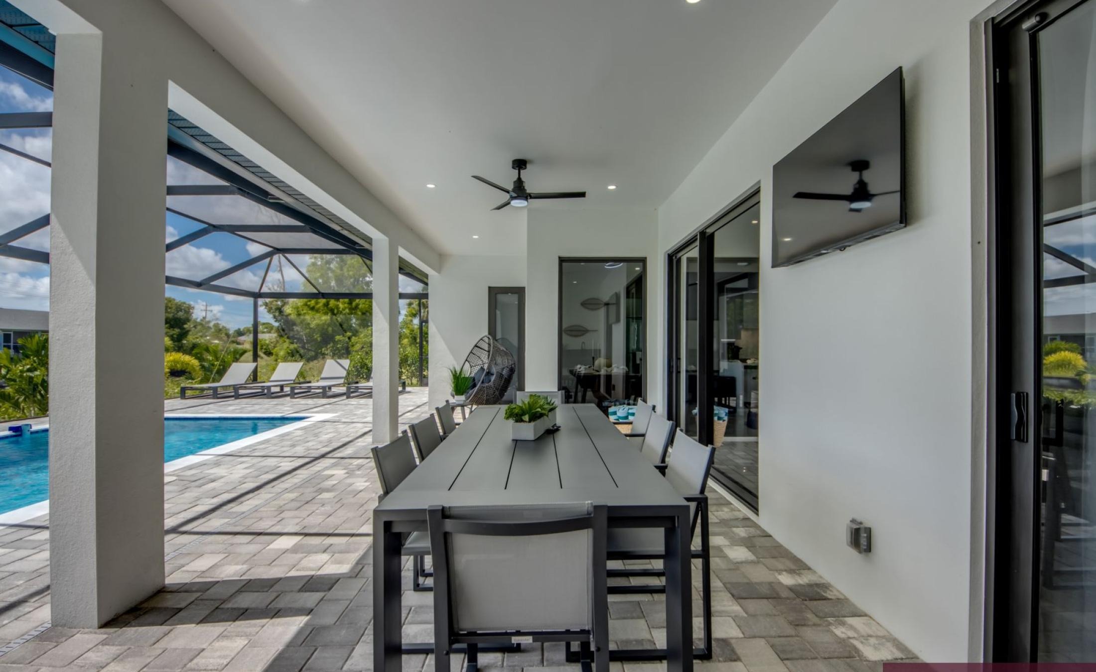 Beheizter Pool mit Sonnenterrasse am Kanal.