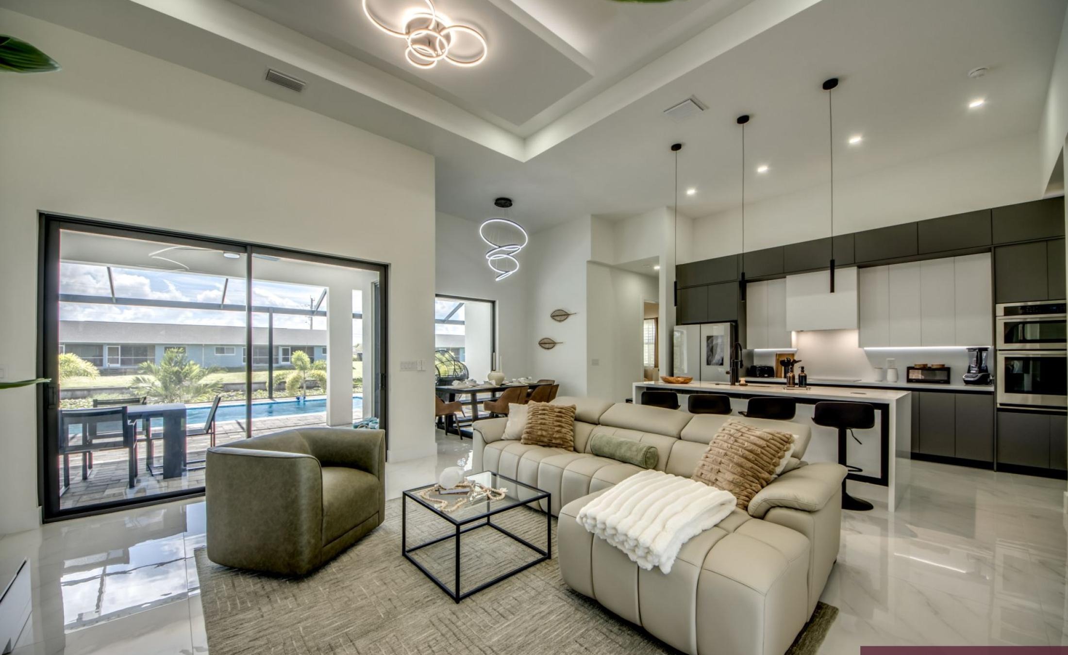 Beheizter Pool auf der Terrasse mit Blick auf den Kanal.