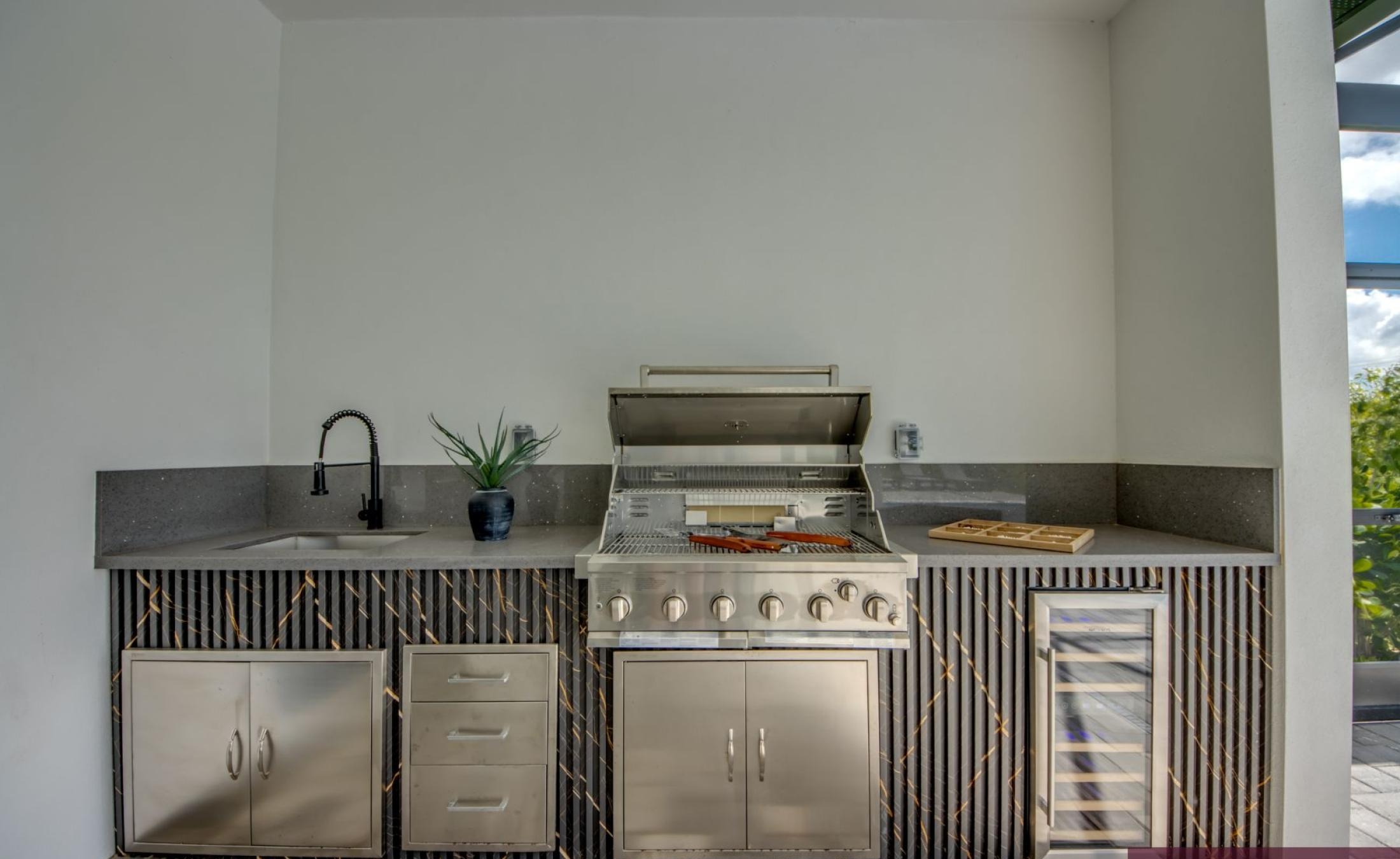 Poolterrasse mit beheiztem Pool und Außenküche am Kanal