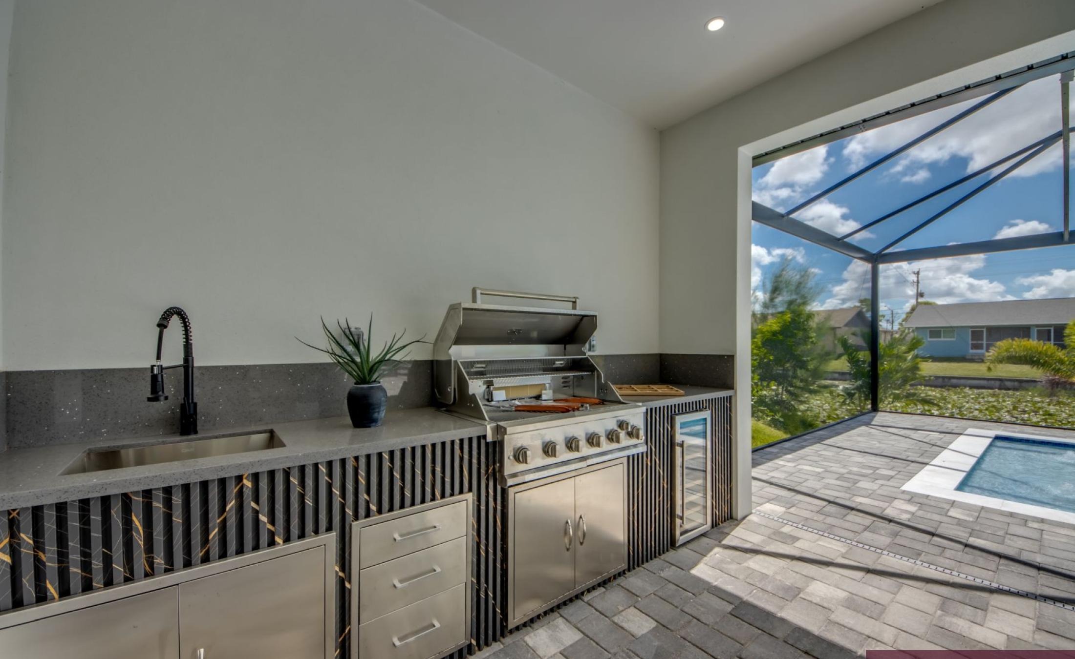 Beheizter Pool auf der Terrasse mit Blick auf den Kanal.