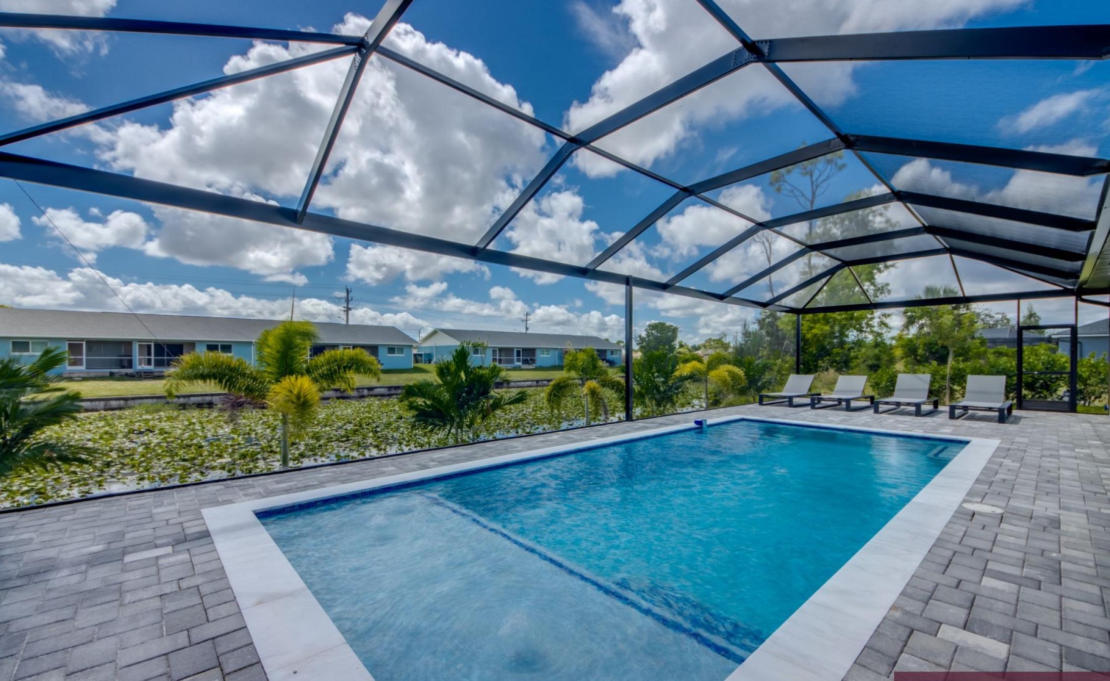 Beheizter Pool auf der Terrasse mit Blick auf den Kanal.