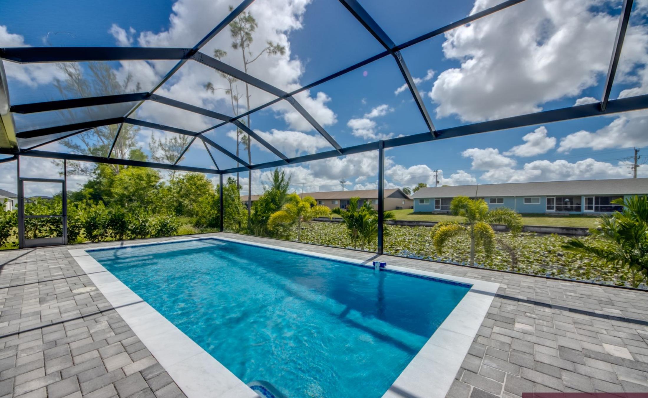 Beheizter Pool auf der Terrasse mit Blick auf den Kanal.