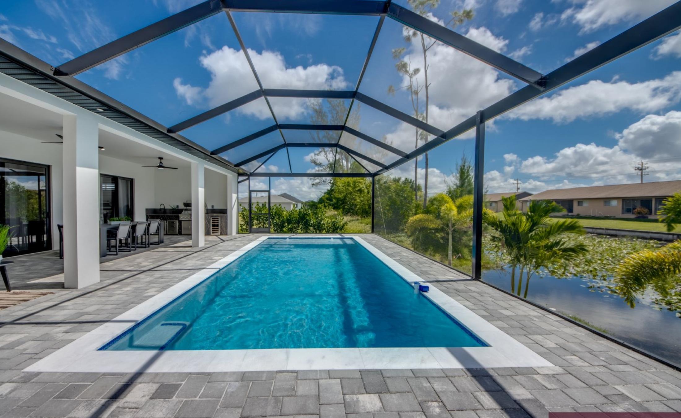Poolterrasse mit beheiztem Pool und Blick auf den Kanal