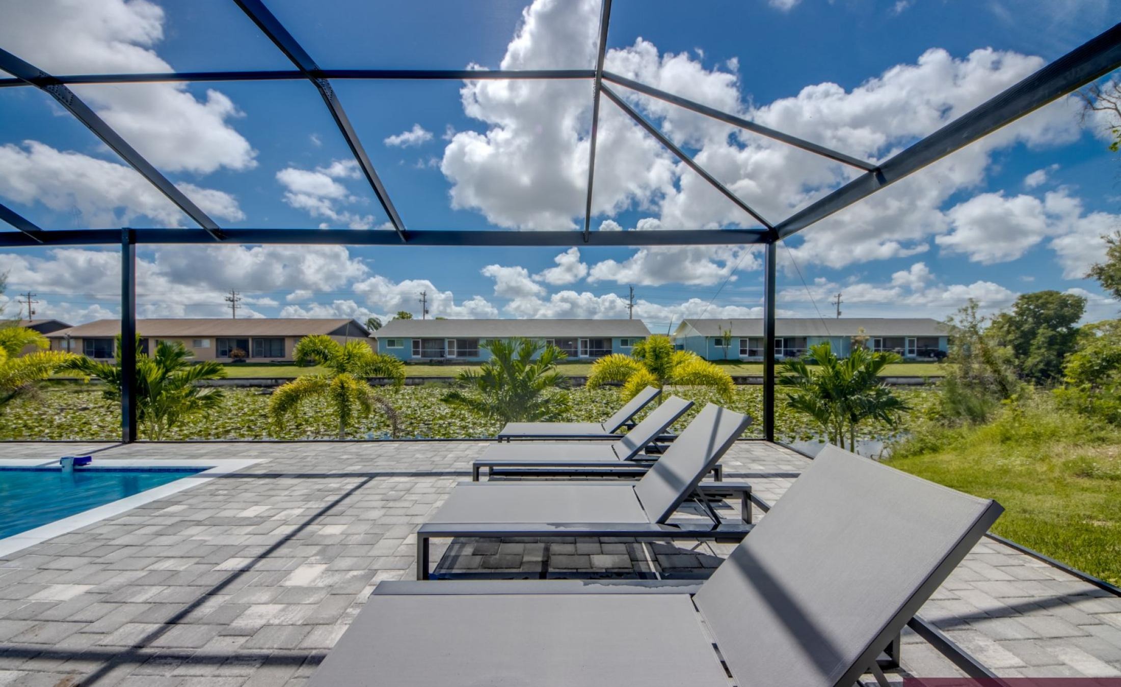 Poolterrasse mit beheiztem Pool und Sitzbereich im Außenbereich.