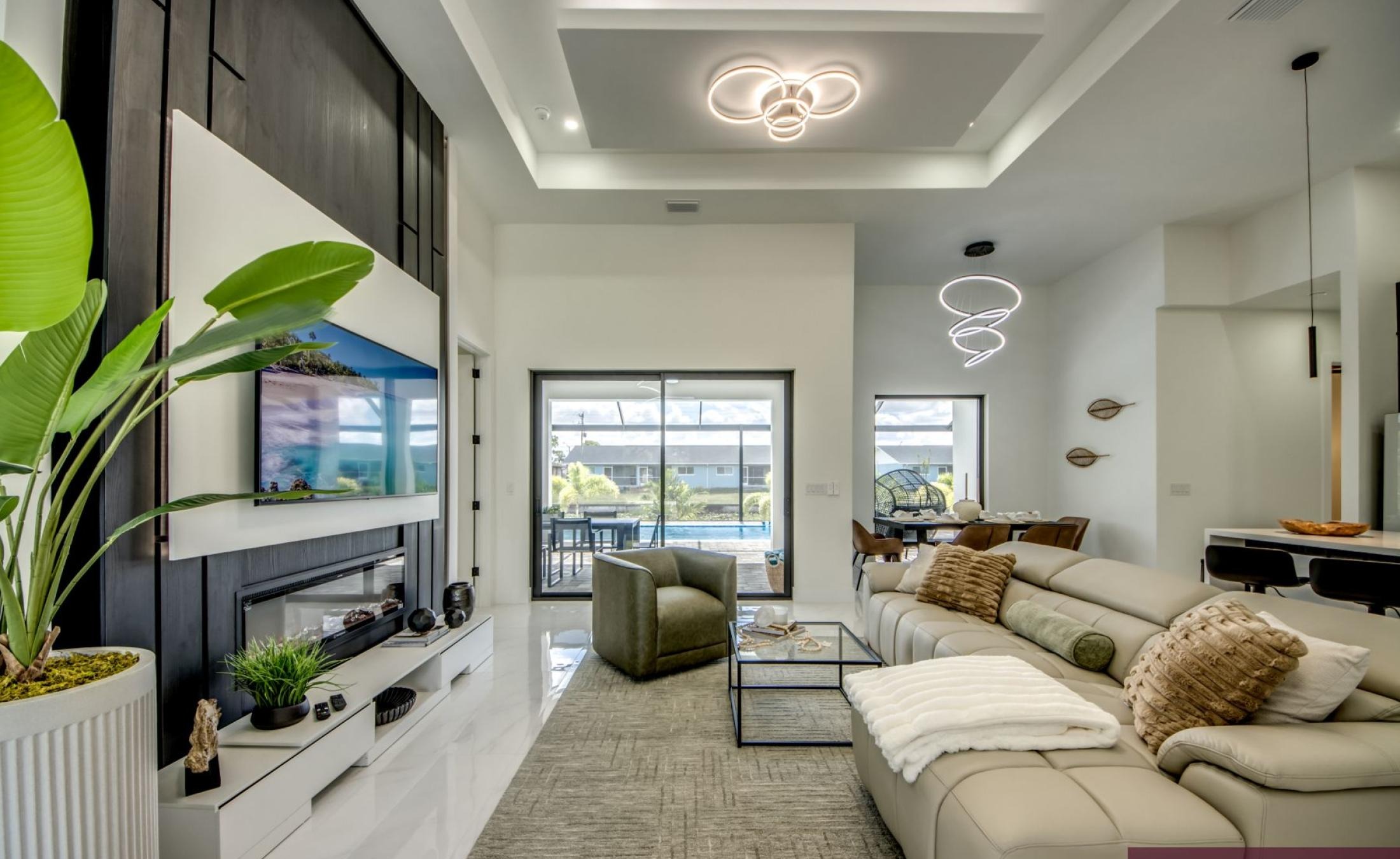 Beheizter Pool mit Terrasse und Sitzbereich im Außenbereich.