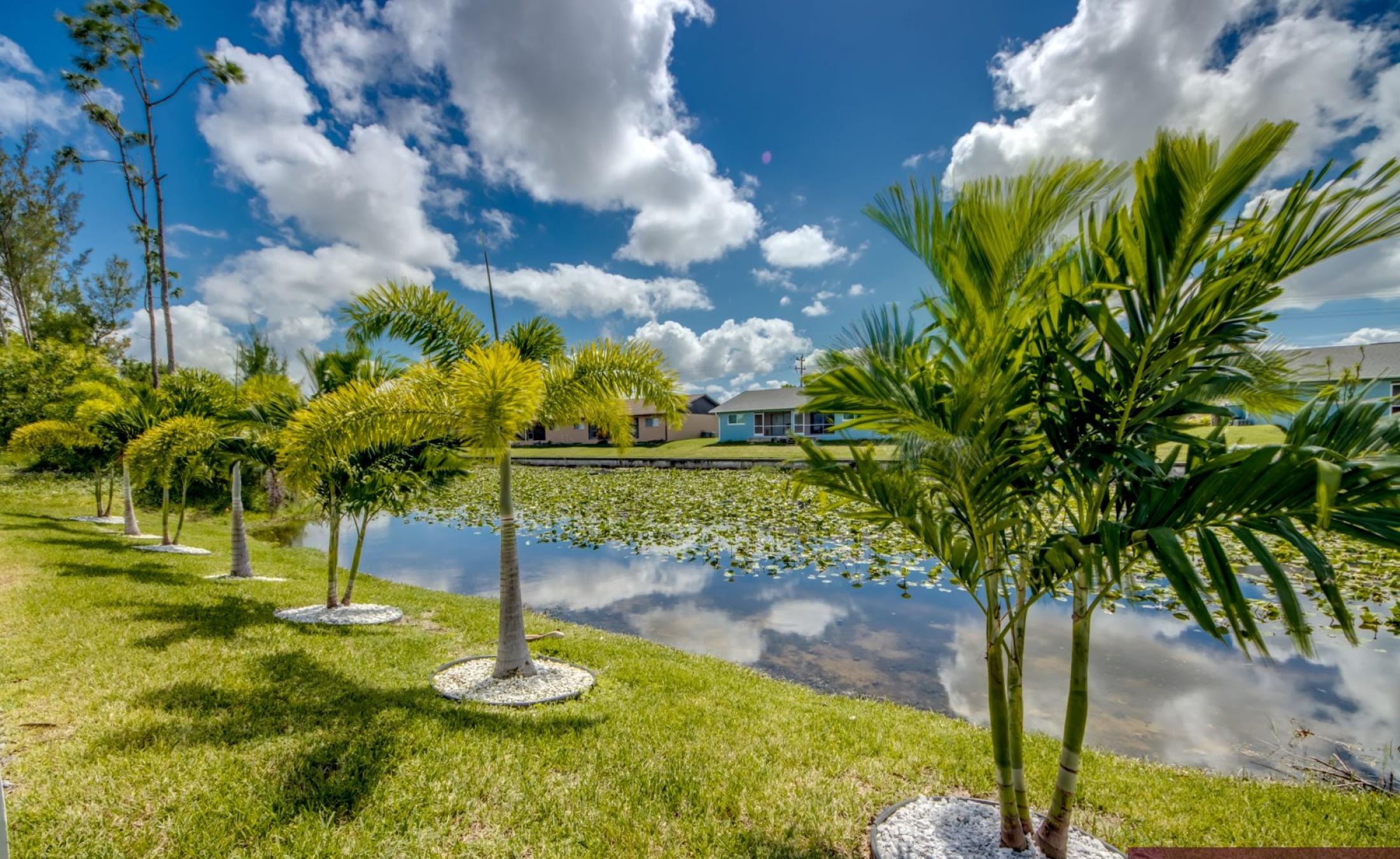 Beheizter Pool auf der Terrasse mit Blick auf den Kanal