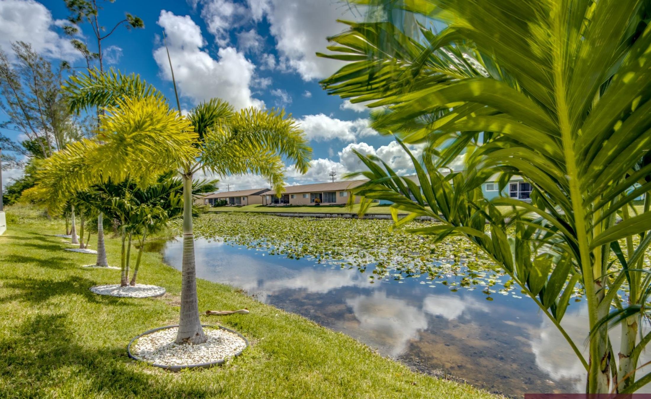 Poolterrasse mit beheiztem Pool und Außenküche am Kanal