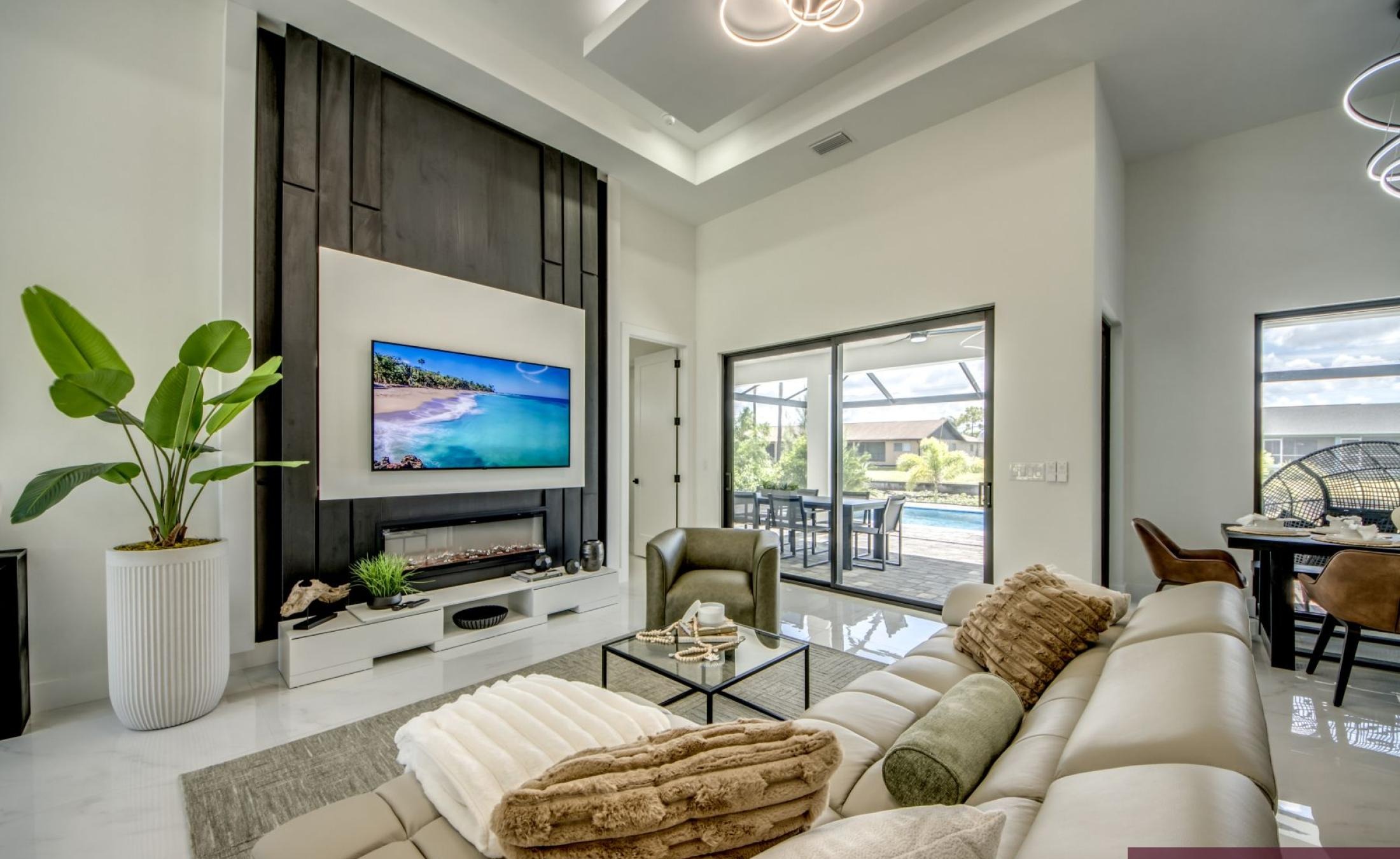 Beheizter Pool mit Sonnenterrasse am Kanal.