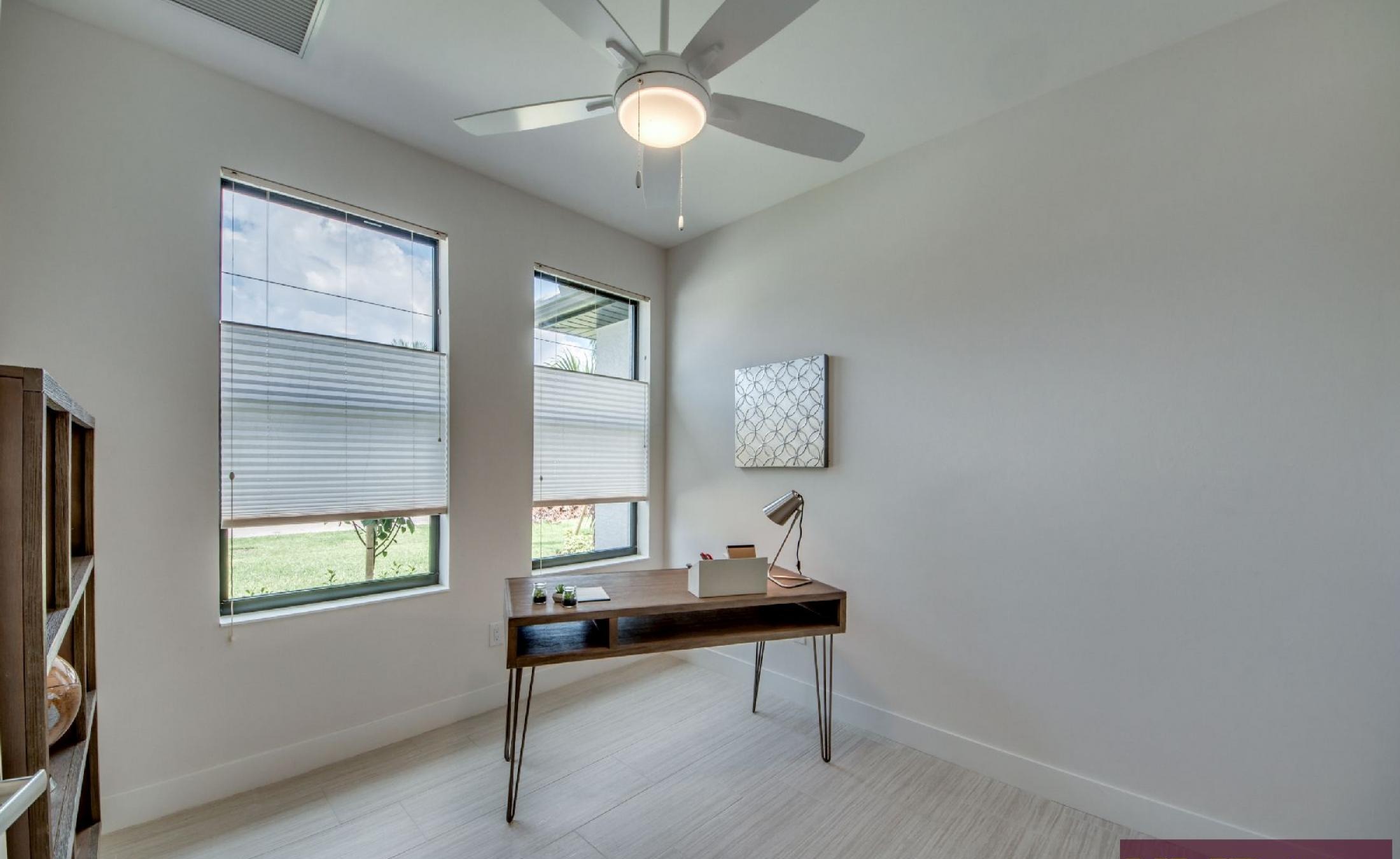 Helles Wohnambiente mit Zugang zum Poolbereich.