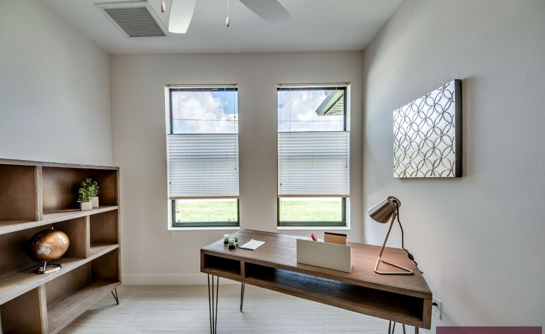 Helles Wohnzimmer mit gemütlicher Sitzgruppe und offenem Wohnbereich.