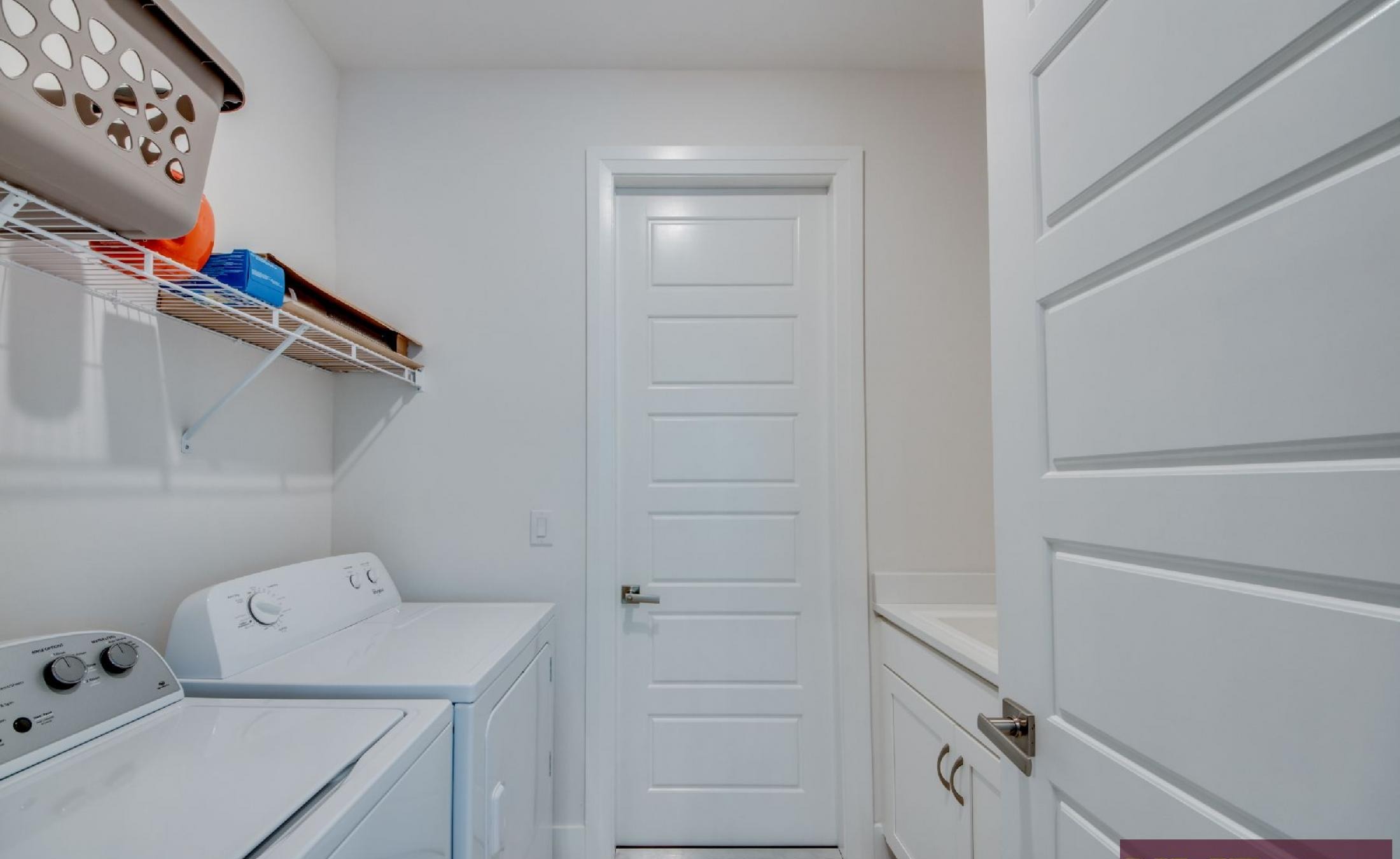 Heller Wohnbereich mit bequemer Sitzgruppe und offenem Grundriss.