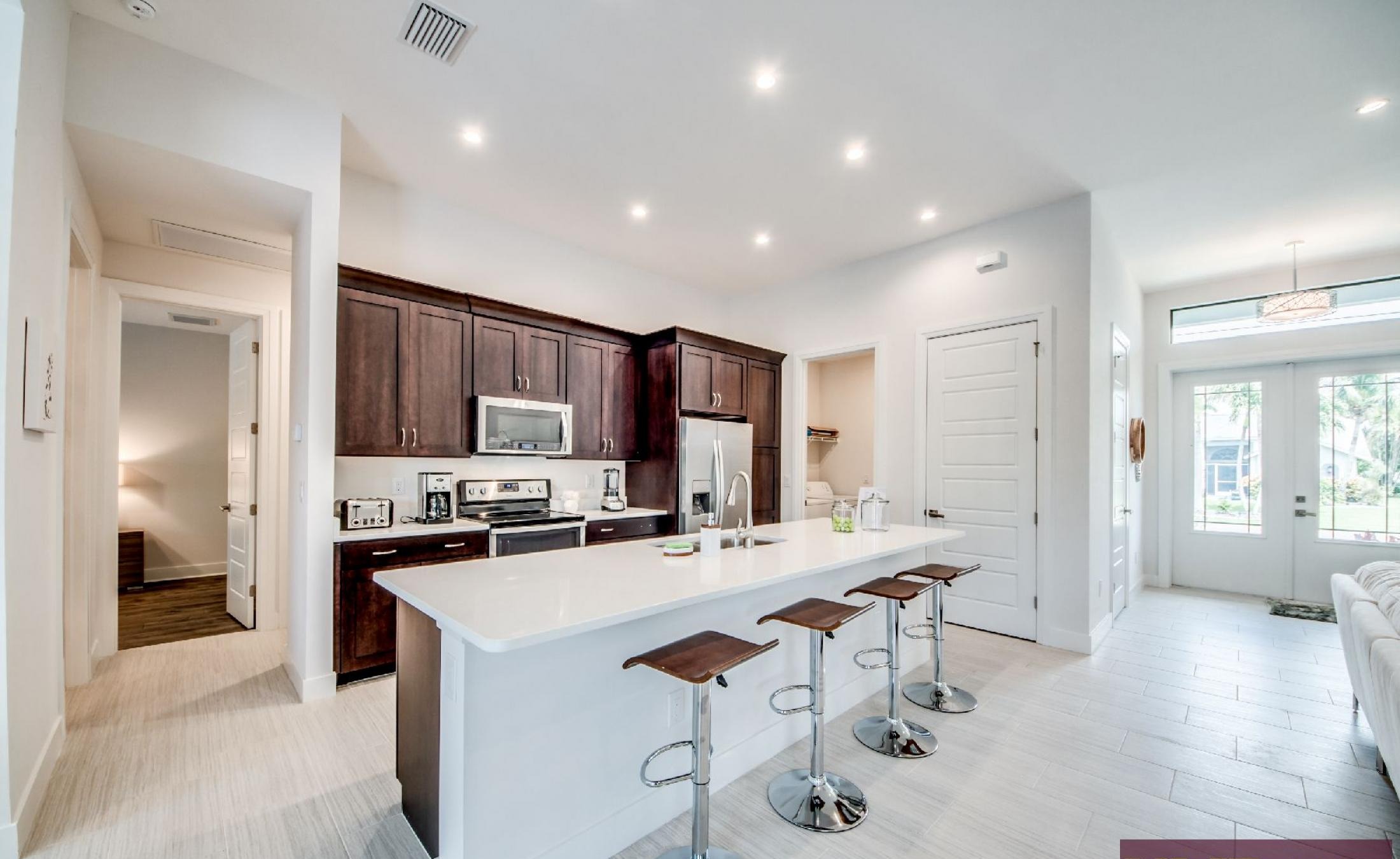 Heller Wohnbereich mit bequemer Sofaecke und offenem Grundriss.