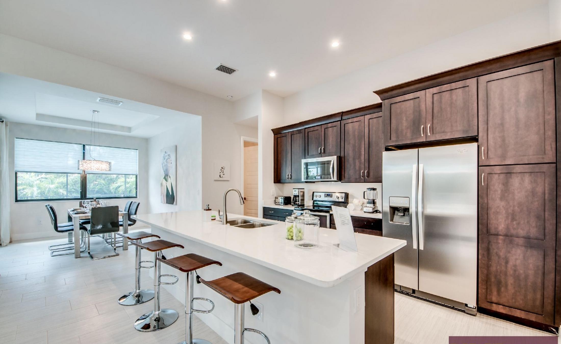 Heller Wohnbereich mit Sofa und offenem Grundriss.