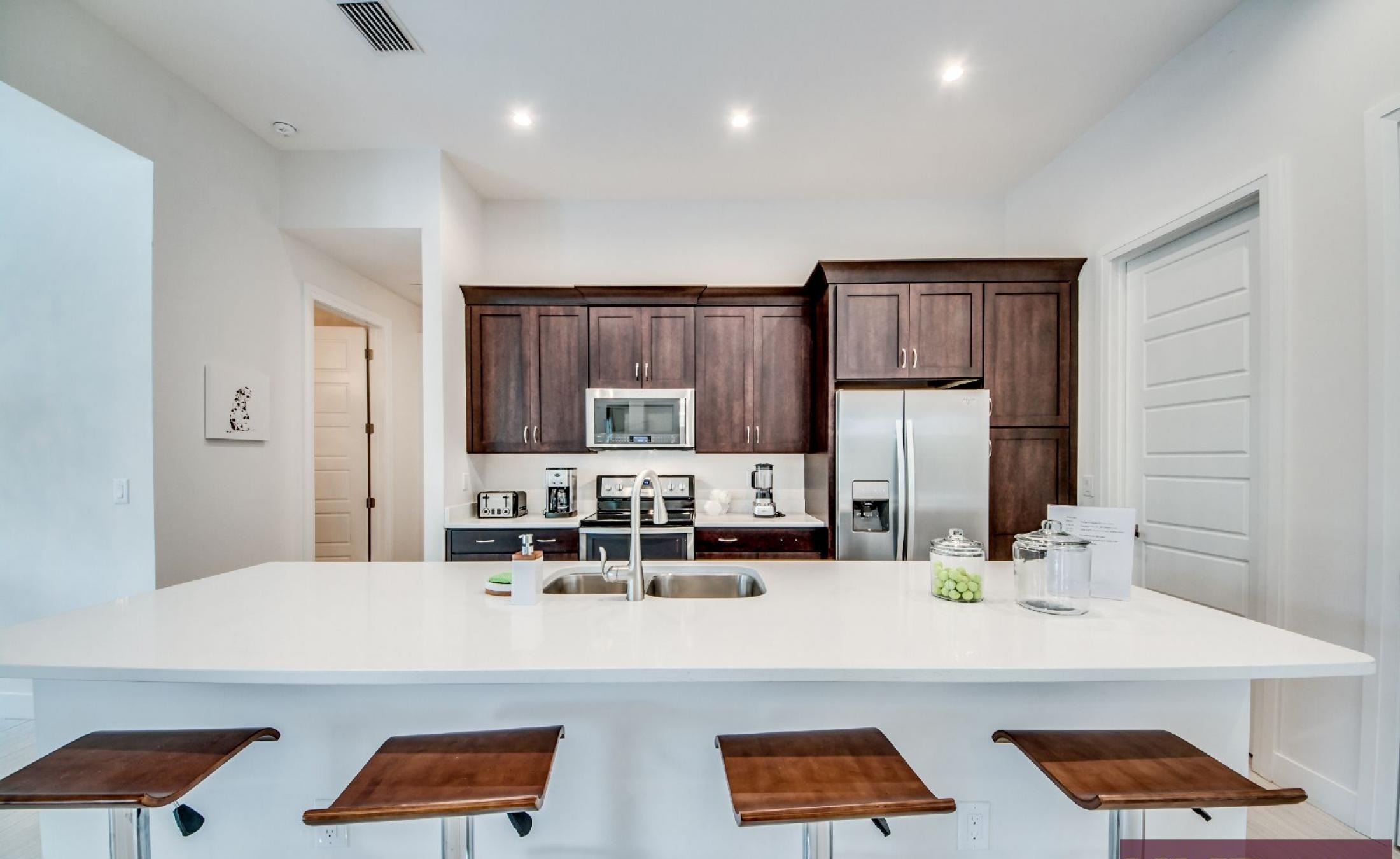 Heller Wohnbereich mit Sofa und offenem Grundriss.