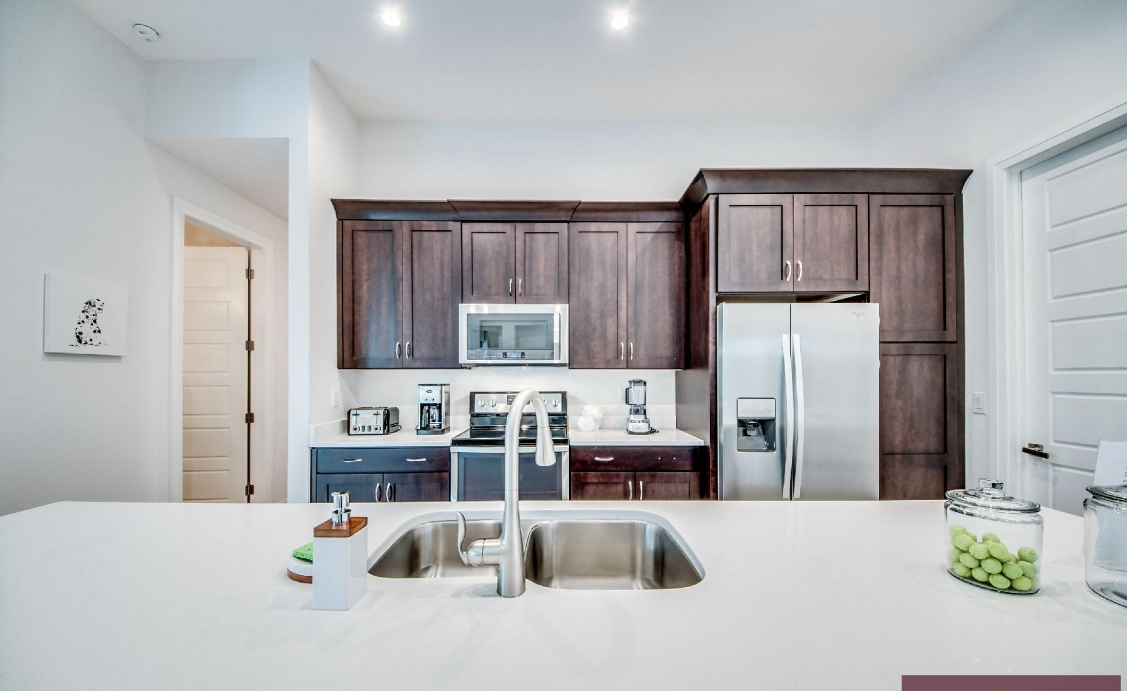 Heller Wohnbereich mit Sitzgruppe und offenem Grundriss.