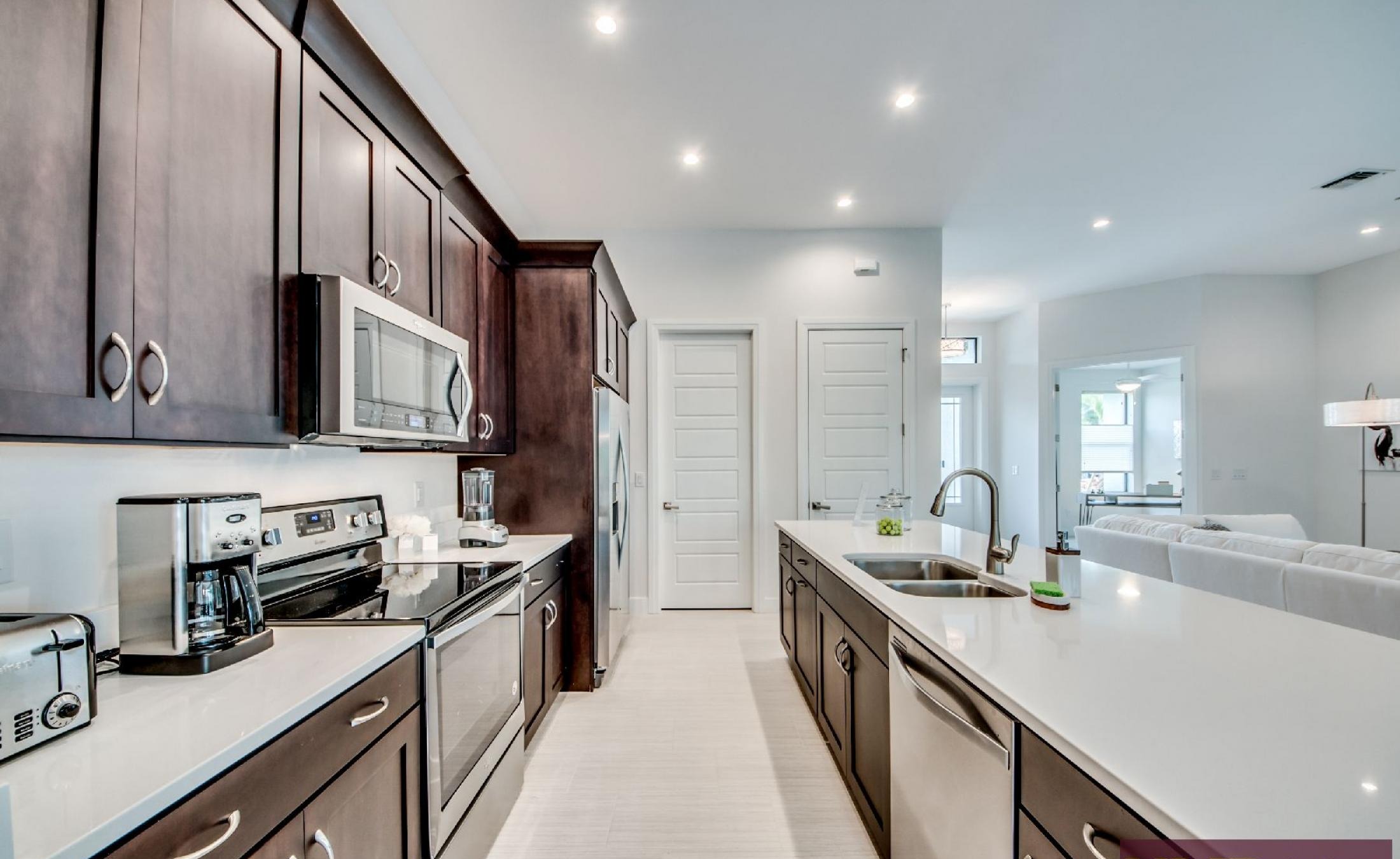 Helles Wohnzimmer mit gemütlicher Sofaecke und offenem Wohnbereich.