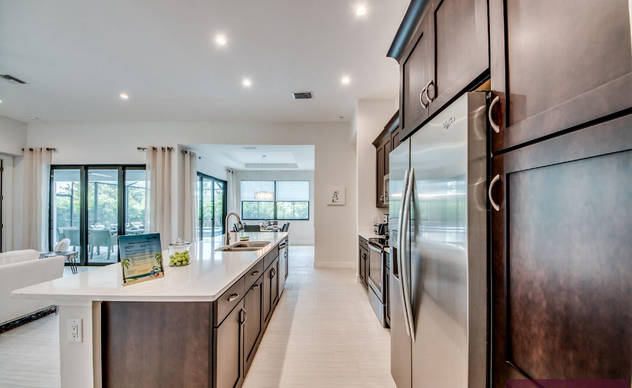 Heller Wohnbereich mit Sitzgruppe und offenem Grundriss.