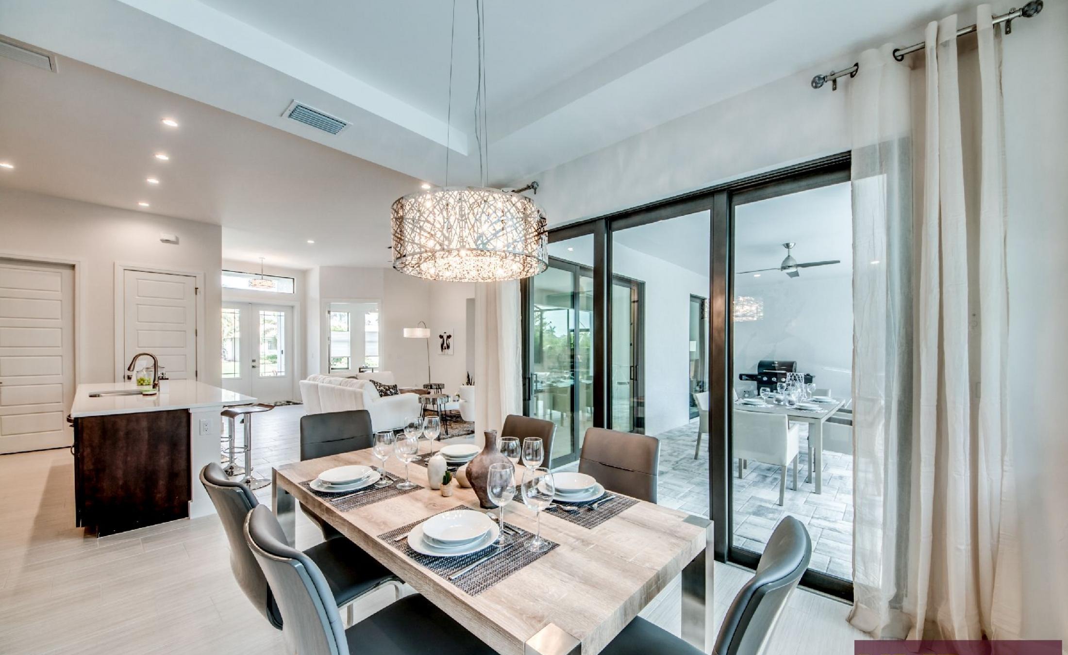 Heller Wohnbereich mit gemütlicher Sofaecke und Zugang zur Poolterrasse.