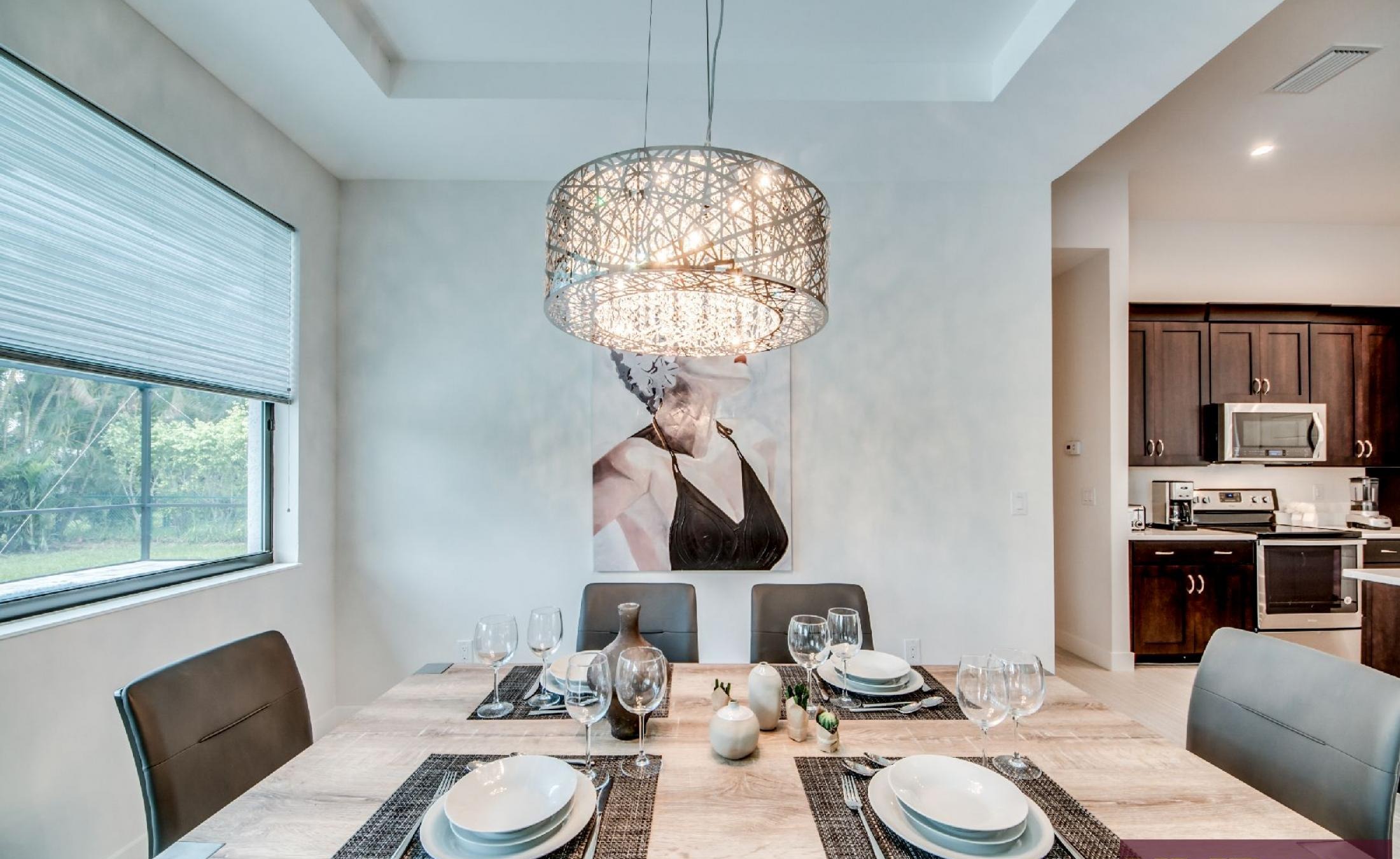 Heller Wohnbereich mit gemütlicher Sofaecke und offenem Grundriss.