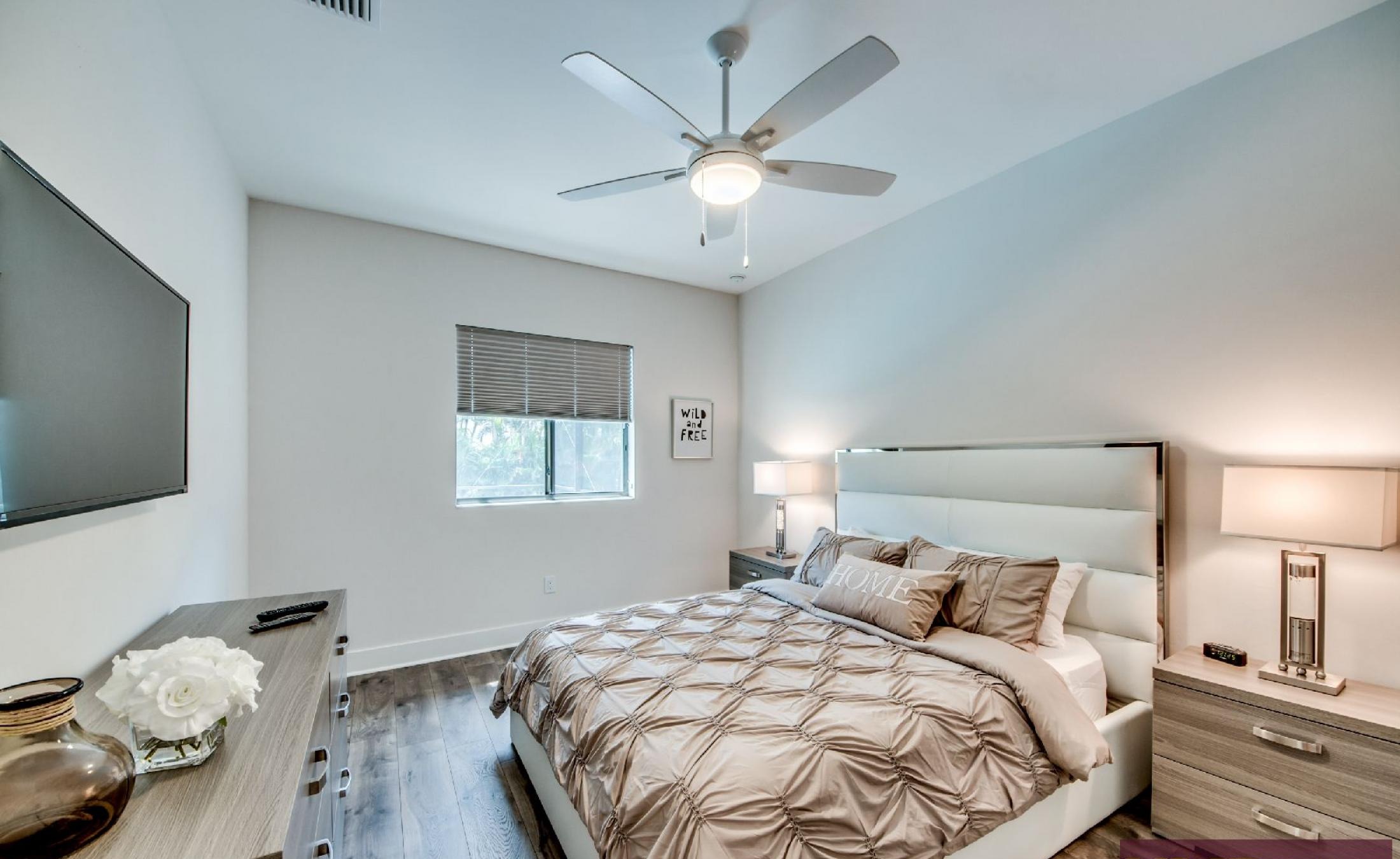 Helles Wohnzimmer mit bequemer Sitzgruppe und offenem Wohnbereich.