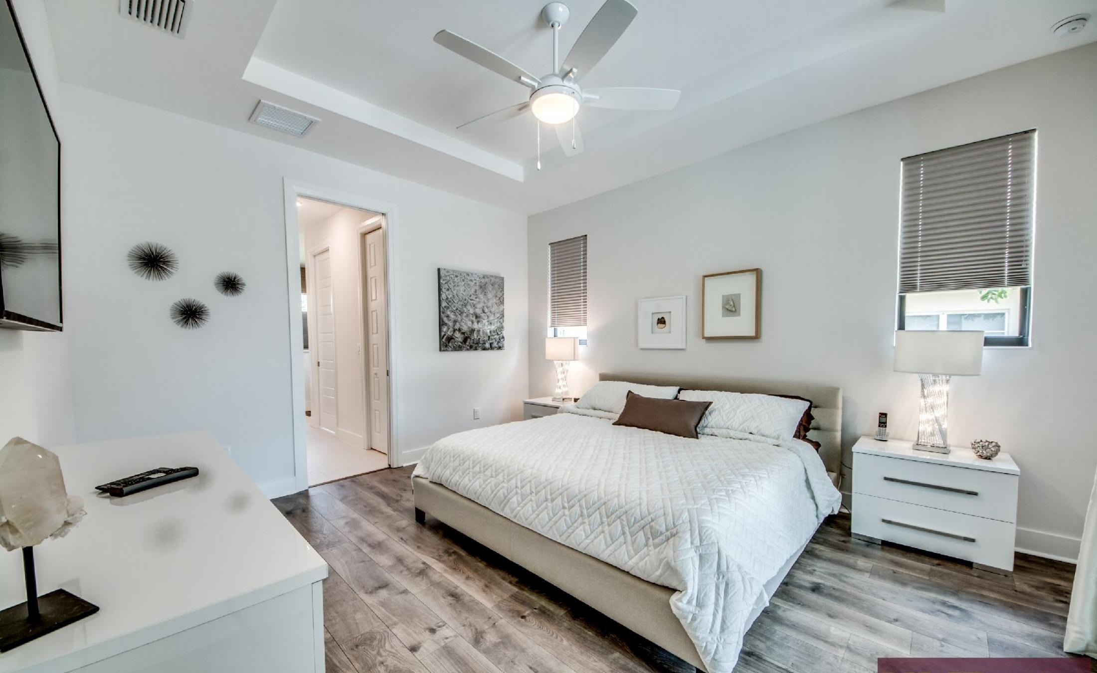 Helles Wohnzimmer mit bequemer Sofaecke und offenem Wohnbereich.