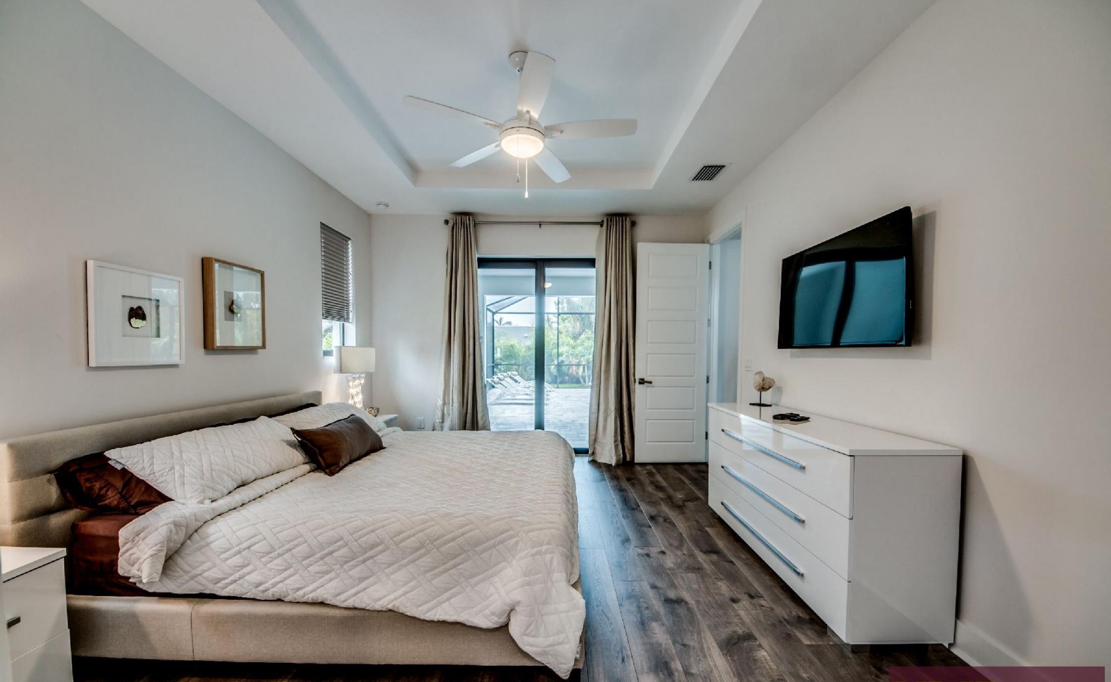 Helles Wohnambiente mit gemütlichem Sitzbereich.