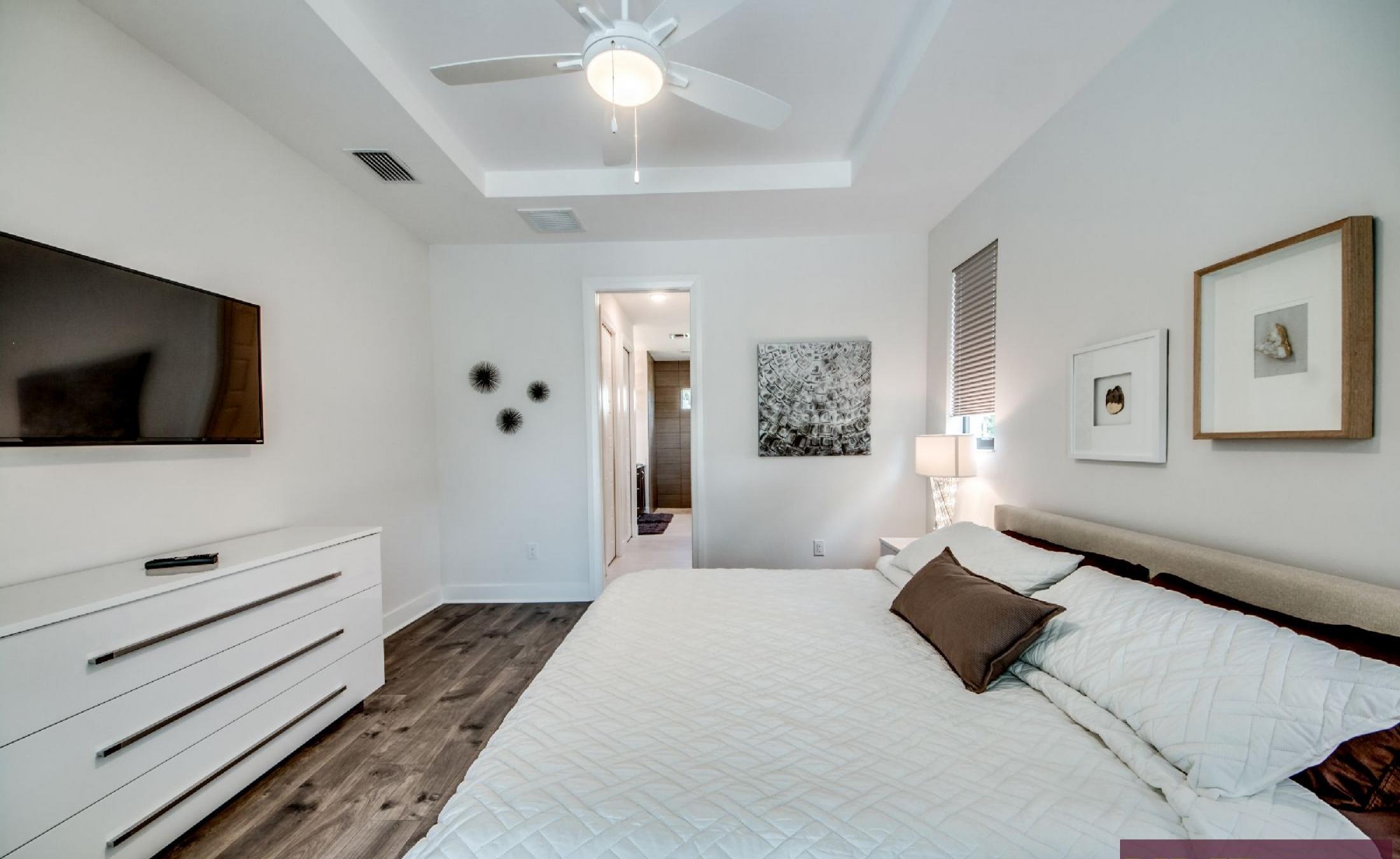 Heller Wohnbereich mit Sofa und offenem Grundriss.