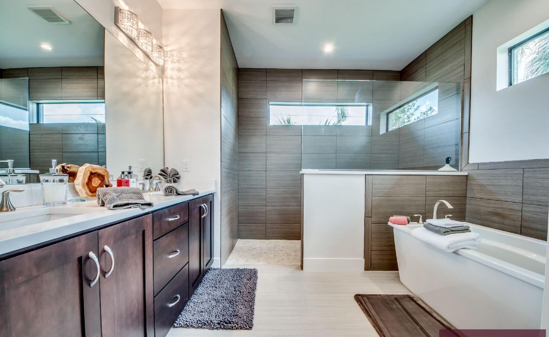 Heller Wohnbereich mit Sofa und offenem Grundriss.