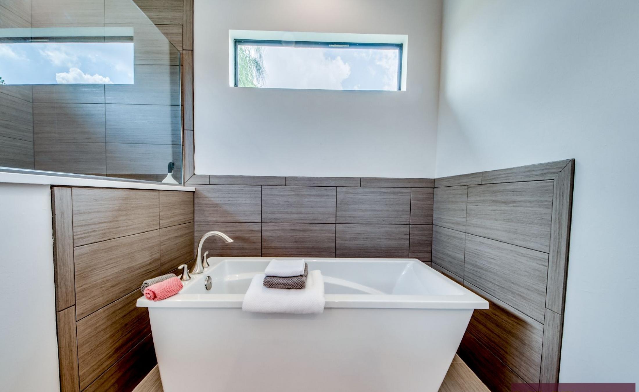 Heller Wohnbereich mit Sofa und offenem Grundriss.