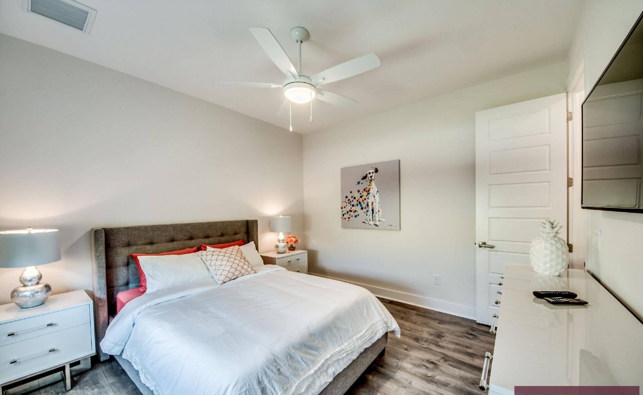 Heller Wohnbereich mit bequemer Sitzgruppe und offenem Grundriss.