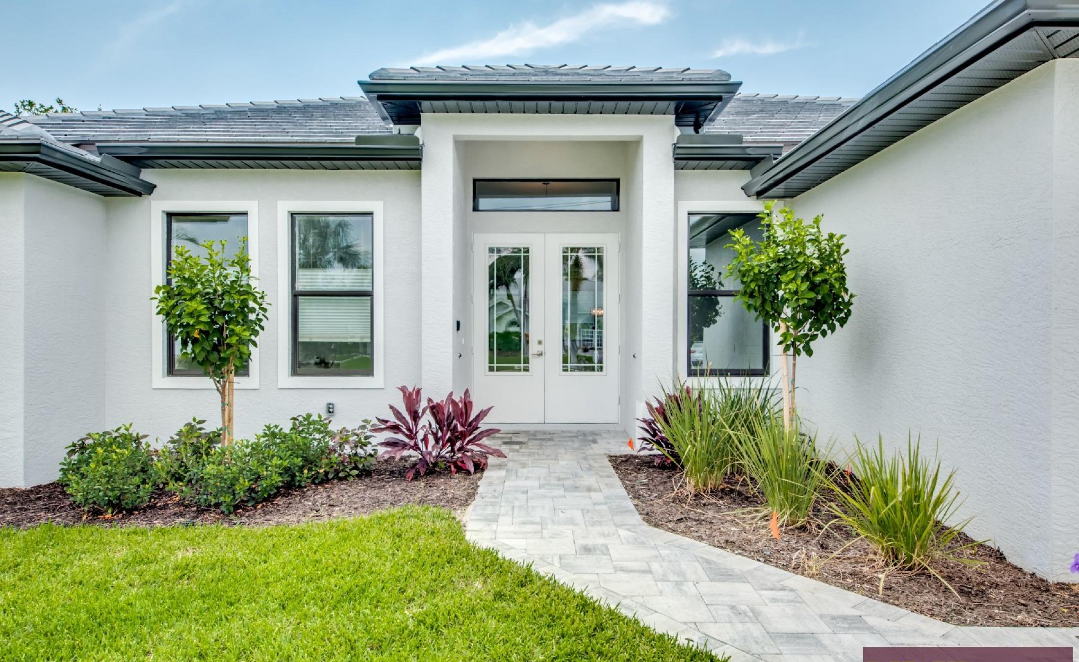 Helles Wohnzimmer mit Sitzbereich und Blick zum Poolbereich.