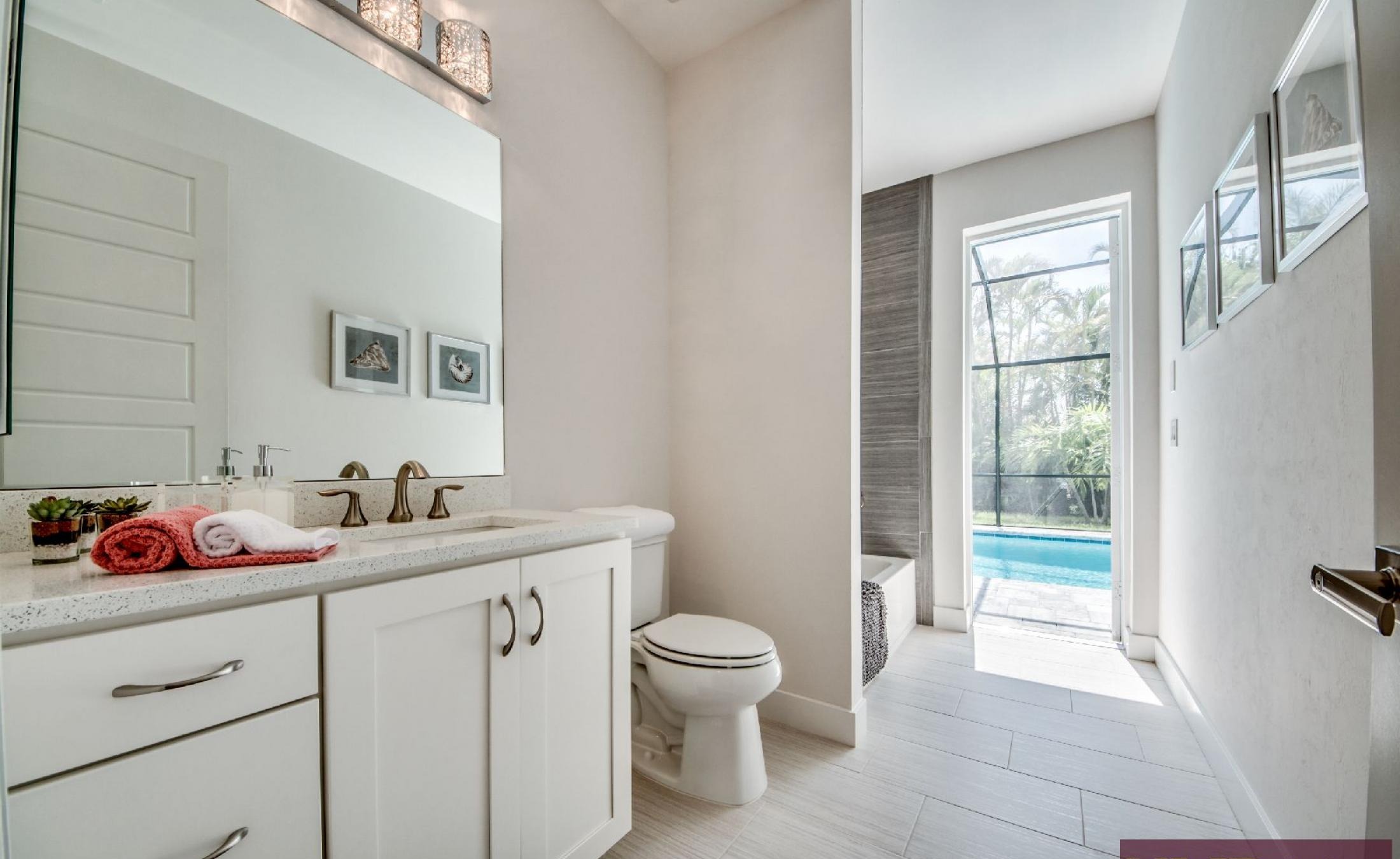 Helles Wohnzimmer mit Sofa und offenem Wohnbereich.